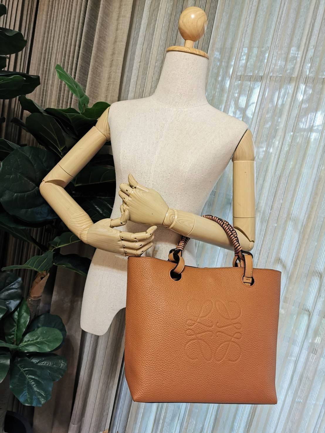 พร้อมส่งความสวย! Super Rare! ห้ามพลาด!✴️ LOEWE HANDLE & SHOULDER BAG VIP GIFT WITH PURCHASE (GWP) กระเป๋าหนังแท้พรีเมี่ยมกิ๊ฟ Limited จาก LOEWE PERFUME DUTYFREE รุ่น Rare items สุดๆวัสดุหนังแท้ Lambskin แบบนิ่มเทคเจอร์สวยดีไซน์สุดหรูคงเอกลักษณ์แบรน