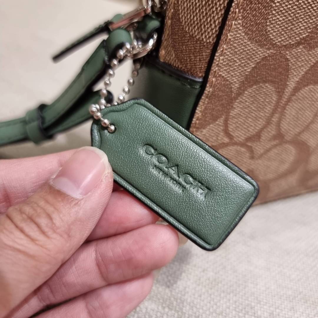 COACH 91677 MINI CAMERA BAG IN SIGNATURE CANVAS สีมาใหม่ รุ่นขายดีที่สุด!! กระเป๋าสะพายข้างไซส์มินิ คลาสสิคอยู่ทรง อะไหลเงินเรียบหรู วัสดุหนังแคนวาสเคลือบลาย เปิด-ปิดด้วยซิป สายสะพายปรับได้ตามตัว ใบนี้แมทช์ได้ทุกลุค ใช้เป็น everyday bag ได้สบายๆเลยจ้า &#x