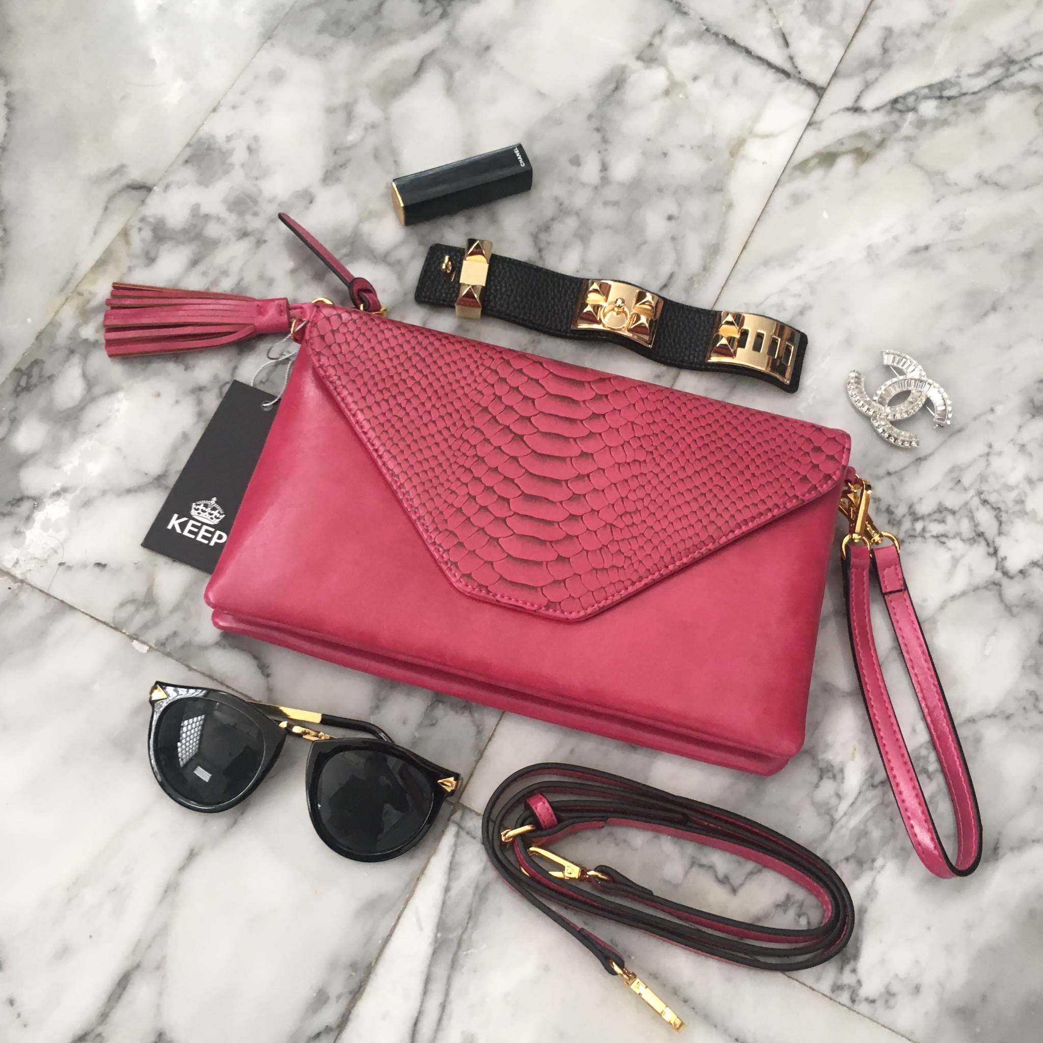 มาตามคำเรียกร้องคะสำหรับ size นี้ รอบนี้ ได้ ของ KEEP BRAND มาคะ รับรองความสวย 😍กระเป๋า KEEP Doratry shoulder &clutch bag ตัวกระเป๋าผลิตจากหนังแกะเทียม ตัดกับ ลายงู ลายหนังชัดเจน สวย อะไหล่ทองเพิ่มความหรูให้กับกระเป๋าสุดๆคะ 🌵จุดเด่นคือ สาม