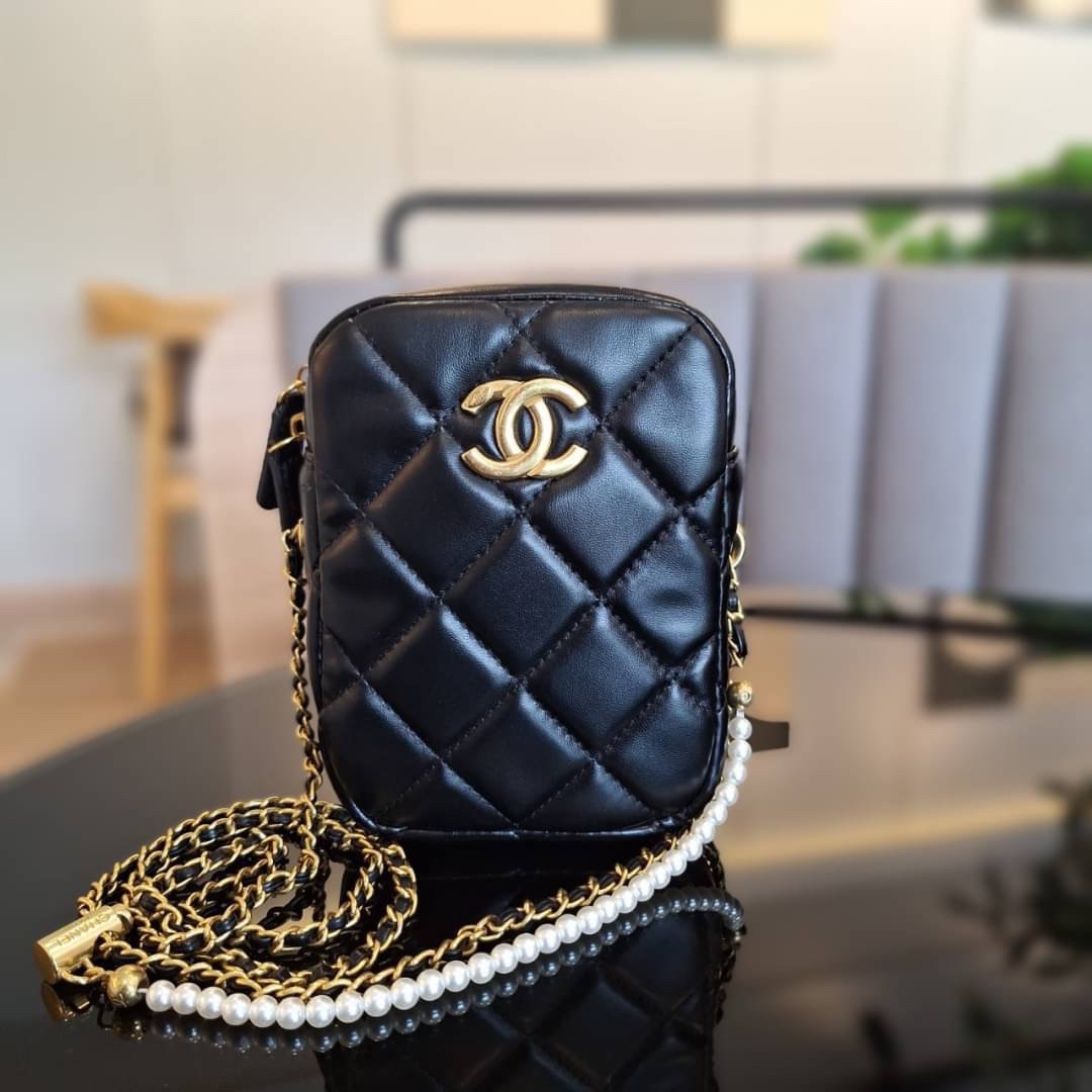 กระเป๋าสะพายข้างทรงยอดนิยม สวยหรู CHANEL VIP แบรนด์ดัง ตัวกระเป๋าหนังนิ่ม ขนาดกำลังน่ารัก อะไหล่ทองเข้มวินเทจ ด้านหน้าประดับโลโก้แบรนด์สีทอง