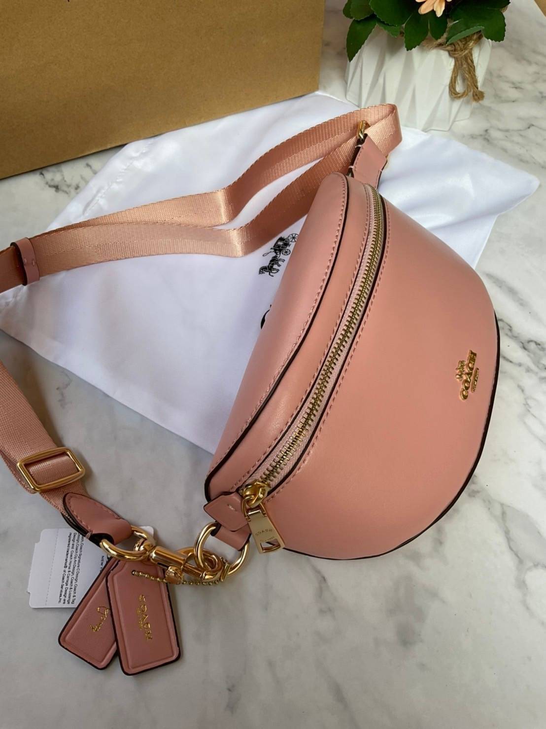 COACH SELENA BELT BAG WITH BUNNY (39315 Pink) / (39316 Black) กระเป๋าสะพาย/คาดอก/คาดเอว รุ่น Limited Edition น่ารักมาก💕 วัสดุหนังแท้ หนังนิ่มอยู่ทรง เปิด-ปิด ด้วยซิป ใส่ Iphone+ กระเป๋าสตางค์ใบสั้น ใส่ของจุกจิกได้ ด้านหลังมีอีก 1 ช่องซิป สายปรับระ