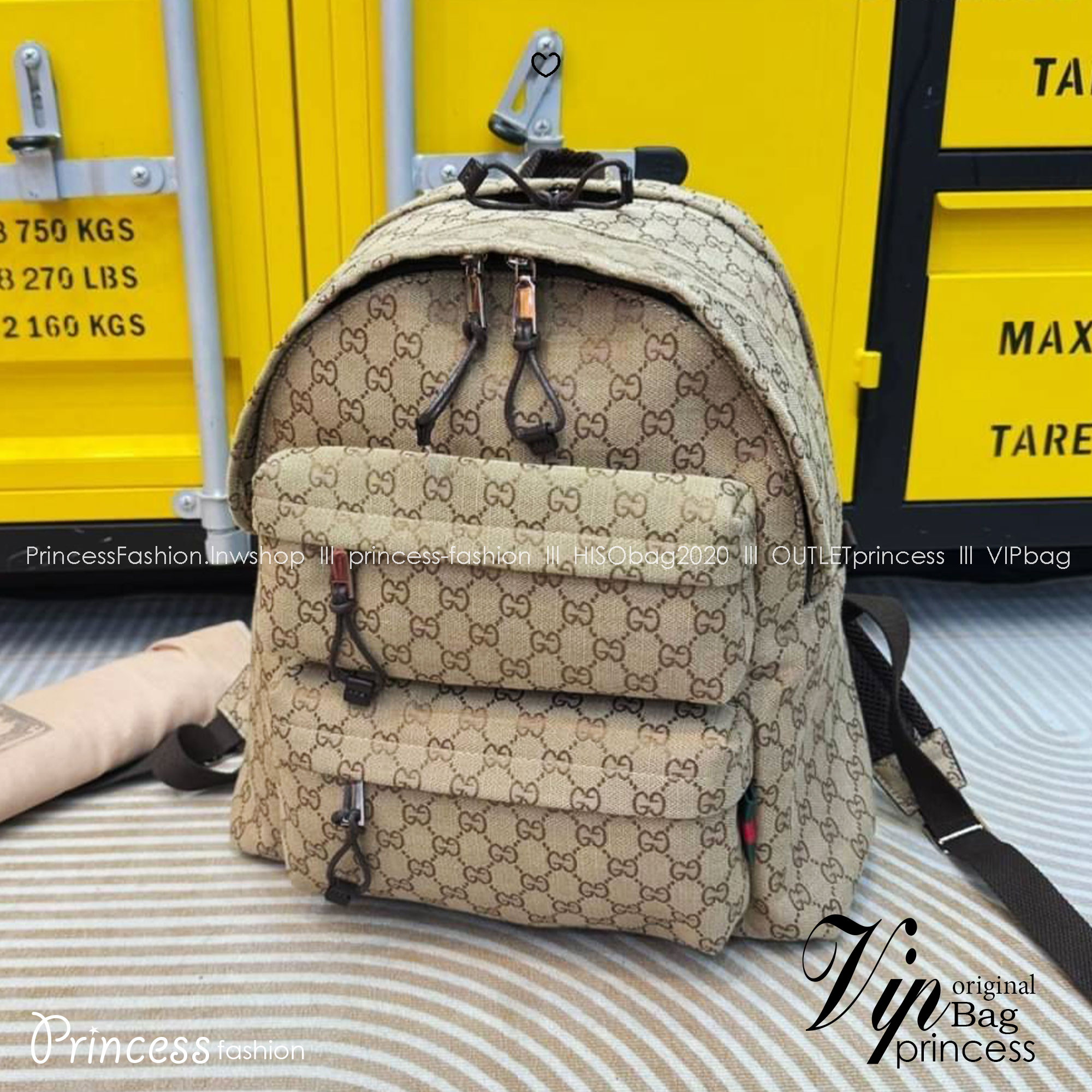 GUCCI Medium backpack with GG logo กระเป๋าเป้รุ่นใหม่เปิดตัวบนรันเวย์ Fall Winter 2024 รูปทรงผสมผสานความเรียบหรูและสปอร์ต พื้นหลังแต่งลายนูนพร้อมซับหลัง สะพายได้นานรับน้ำหนักได้ดี