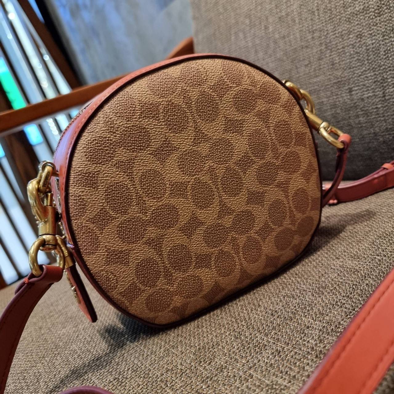 COACH 38680 CANTEEN CROSSBODY IN SIGNATURE CANVAS กระเป๋า crossbody รุ่นหายาก ทรงกลมสวยเด่น มีดีเทลเพิ่มความหรู ด้วยสีของอะไหล่ วัสดุหนังแคนวาสสลับหนังแท้ มีช่องย่อย เปิด-ปิดช่องหลักด้วยซิป ภายในโล่งกว้าง มีช่องซิปแยกให้อีก สายสะพายครอสปรับใช้ได้ตามตัว ใบ
