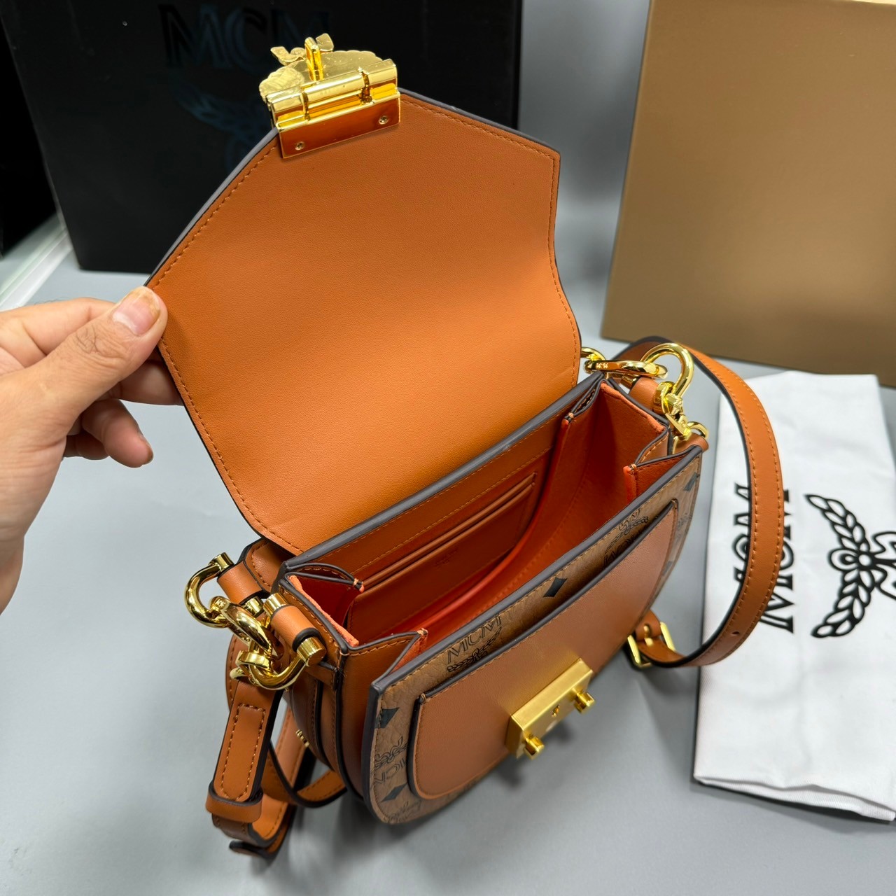 M.C.M MINI TRACY SHOULDER BAG IN VISETOS กระเป๋าสะพายไหล่ทรงครึ่งวงกลมขนาดมินิ ที่โดดเด่นด้วยรูปทรงคลาสสิกที่ทันสมัย เกรดออริ สลับแท้ 1:1 ใช้งานต่างประเทศได้