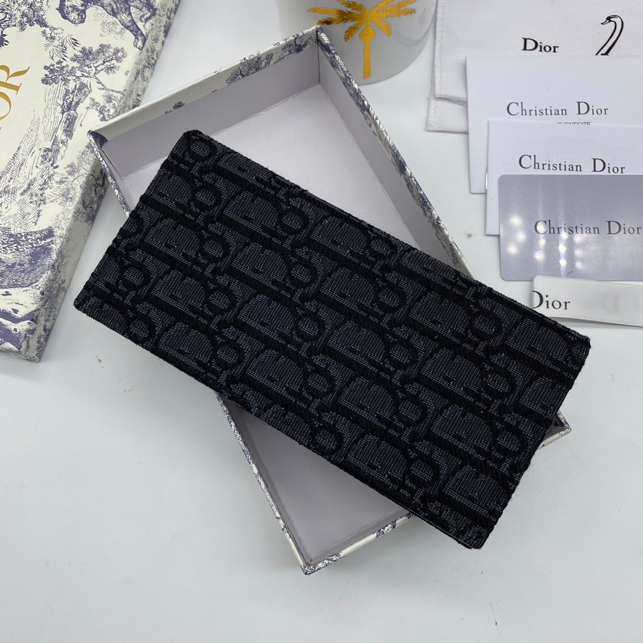หนังแท้ DIOR LONG WALLET MONOGRAM / DIOR WALLET กระเป๋าสตางค์ใบยาว เอกลักษณ์ของความหรู วัสดุหนังแท้และผ้า Jacquard อย่างดีสวยงามที่สุด ผสมผสานความสง่างามและคลาสสิกที่เข้ากับยุคสมัย ด้านหน้าโดดเด่นด้วยซิกเนเจอร์แบรนด์ เป็นอีกหนึ่งรุ่นที่ดาราเชเลปใช้กันเยอะ