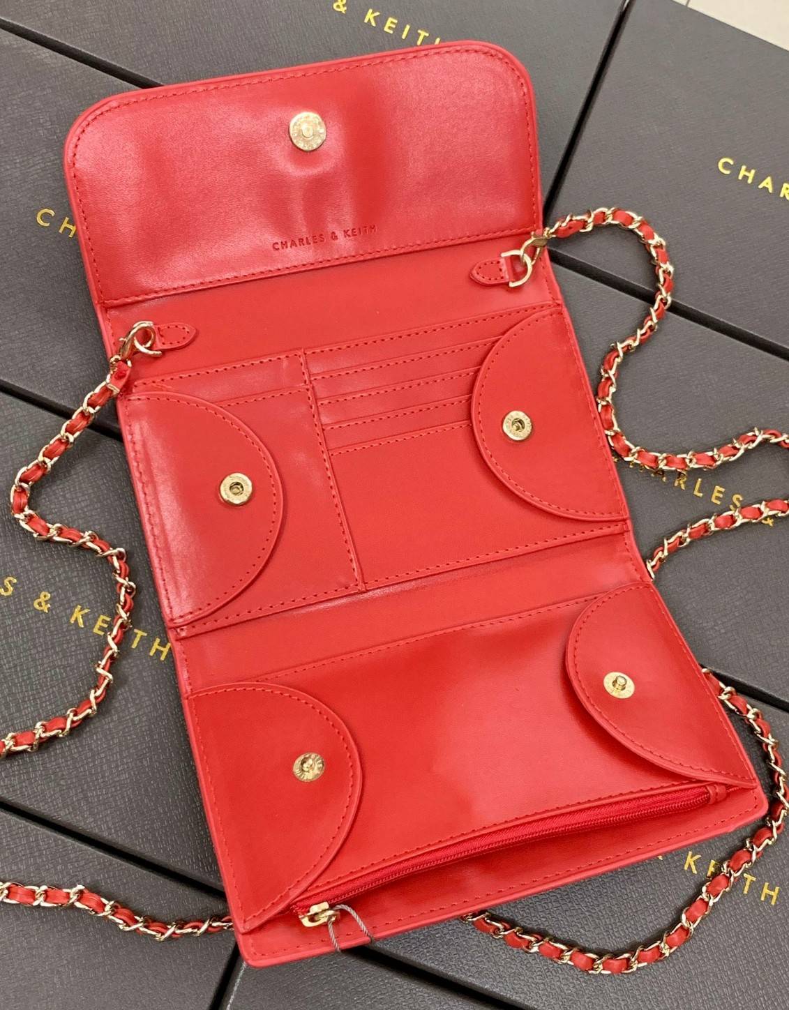 CHARLES & KEITH BAG กลับมาอีกครั้ง รุ่นขายดีค่ะ...กระเป๋าสตางค์มีสายสำหรับสะพายข้างหรือแบบครอสบอดี้ร์ได้ค่ะ วัสดุหนังเรียบ ด้านหน้ามีอะไหล่โลโก้แบรนด์ เปิดปิดกระเป๋าแบบกระดุมแม่เหล็ก ภายในมีช่องใส่ธนบัตร สามารถใส่แบงค์พันได้ค่ะ มีช่องใส่บัตรต่างๆ ช่องซิปส
