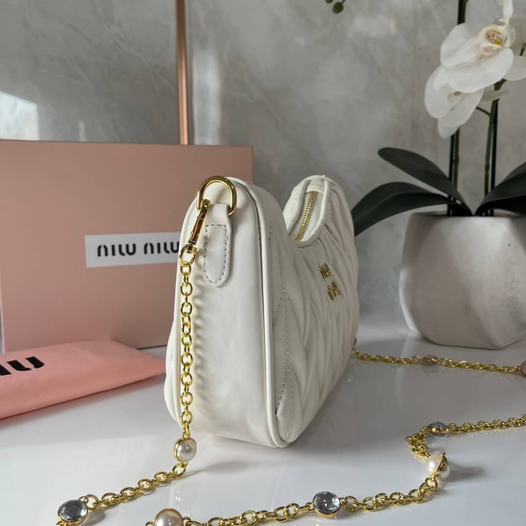 MIU MIU matelasse nappa leather shoulder bag กระเป๋าสะพายข้าง สายสะพายประดับไข่มุกและคริสตัล ให้ความละมุม ลุคคุณหนูน่ารักสุดๆคะ