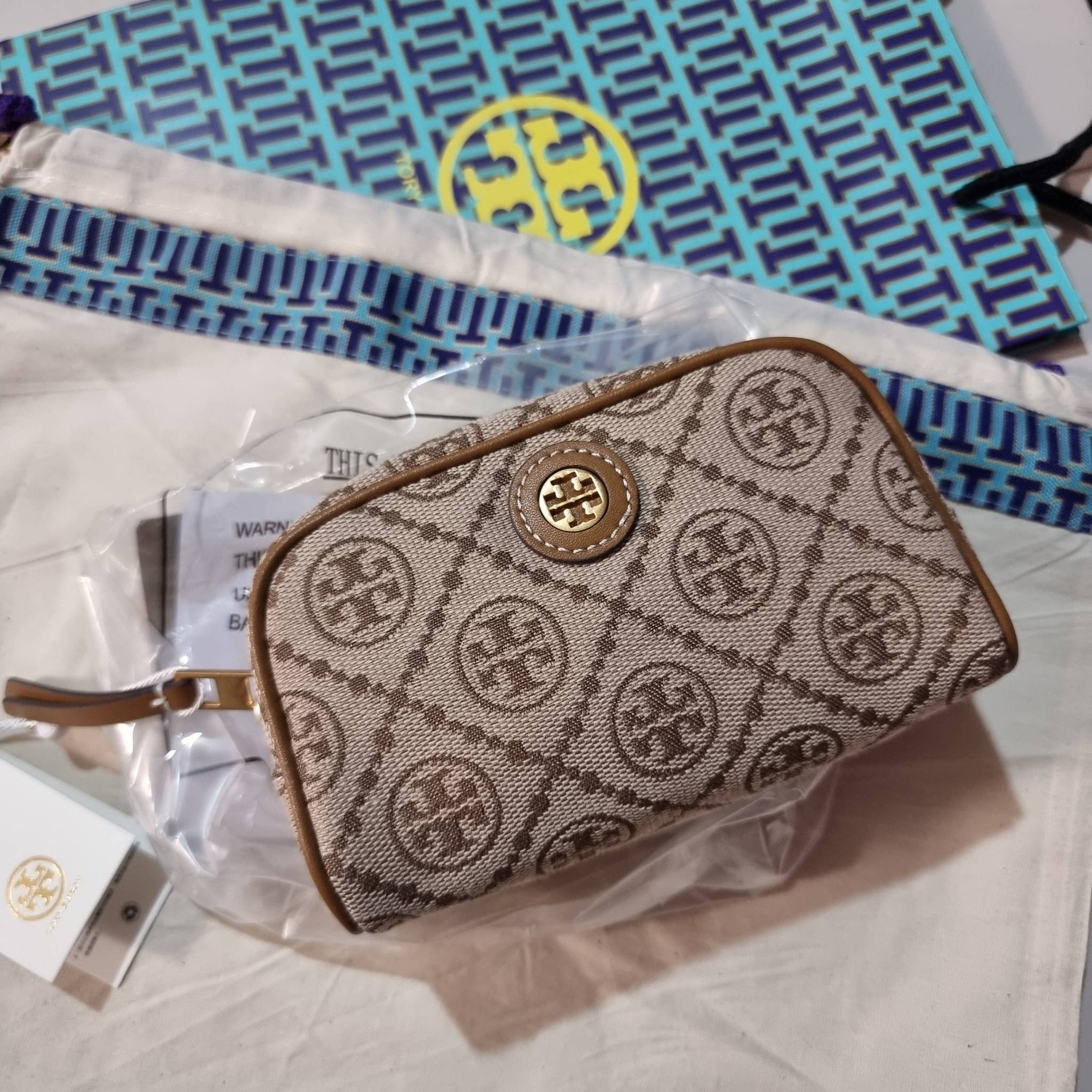 TORY BURCH T MONOGRAM JACQUARD MINI COSMETIC CASE ใหม่ล่าสุด กับกระเป๋าเอนกประสงค์ ที่ไม่ว่าจะไว้ใส่เครื่องสำอางค์ หรือจะไว้พกจำเป็นเช่น เงิน หรือกุญแจต่างๆ น้องใบนี้จัดให้ได้หมด สวยหรู ขนาดเหมาะมือ ถือแล้วขับผิว วัสดุผ้า jacquard รูดเปิด-ปิดด้วยซิป ภายใน