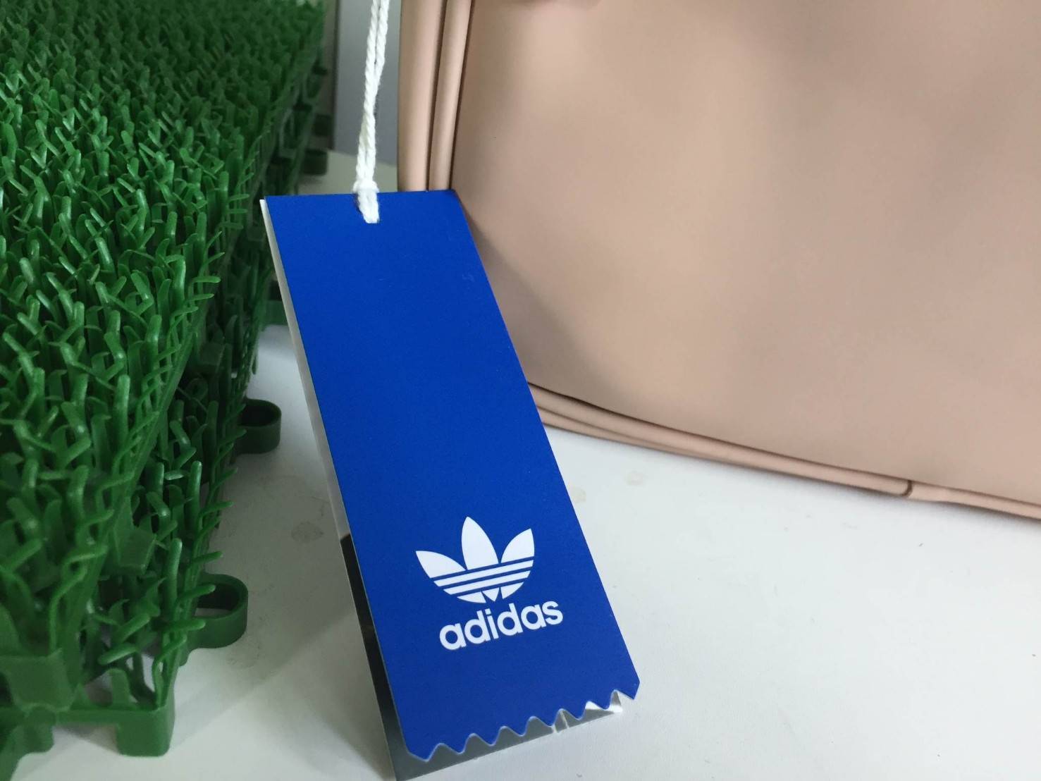 Adidas mini Airliner bag กระเป๋าสะพายข้างแนว sport วัสดุด้านหน้าเนื้อ matte ผสมหนังนิ่มค่ะ น้ำหนักเบา ด้านหน้าติดโลโก้แบรนด์ เปิดปิด กระเป๋าแบบซิป ภายในโล่ง ใส่ mini iPad ได้ มีช่องจป หนึ่งช่อง ด้านหลังมีอีก 1 ช่องซิป:สายสะพายปรับได้ freesize ขนาดกำลังดี 