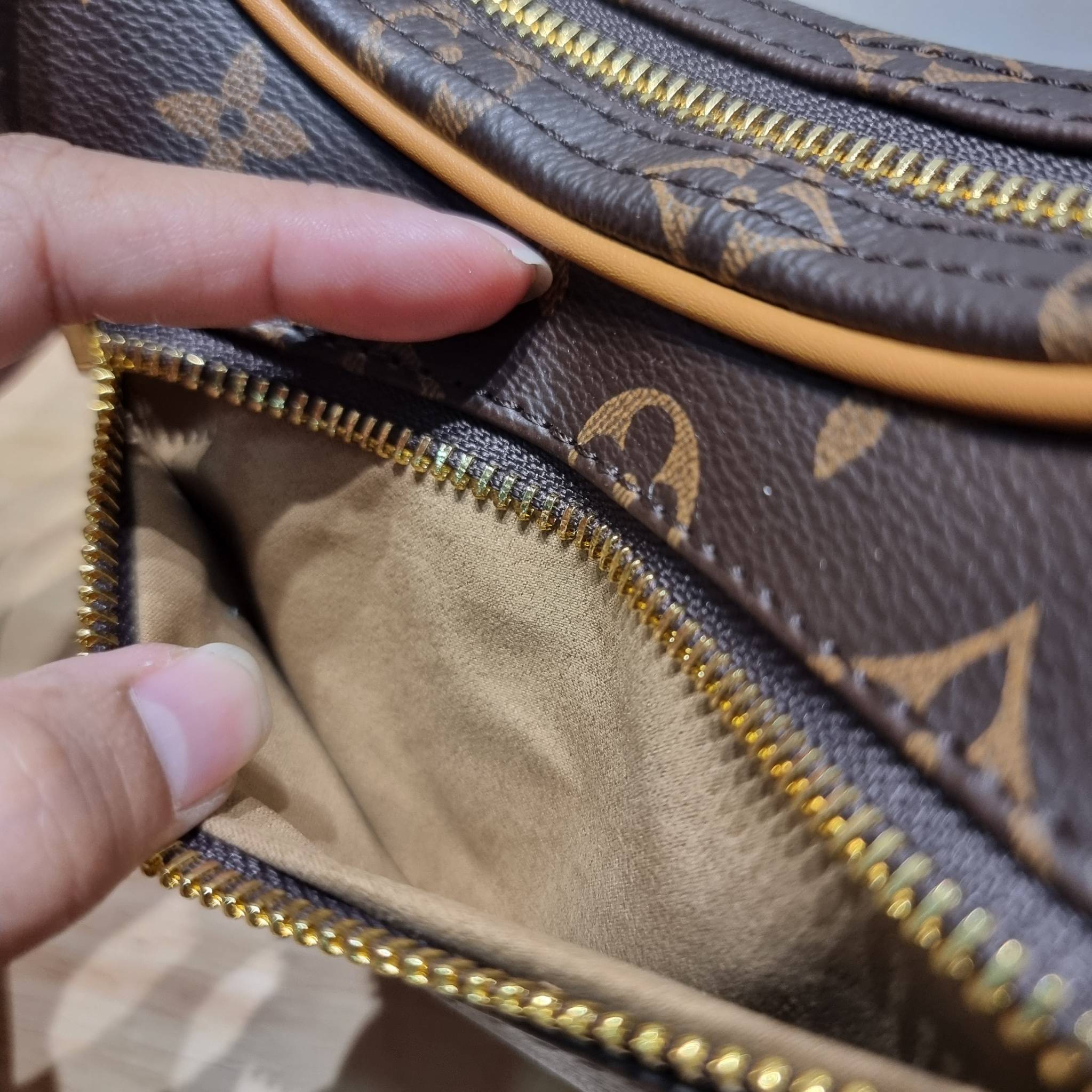 LV loop bag New in!! กับ box set ชวนสะสม ที่จับเอารุ่นยอดฮิต มามิกซ์รวมกับไอเท็มสุดคุ้มของมันต้องมี!! จัดเรียงให้อยู่ในกล่องสุดหรู ไม่ว่าจะตัวกระเป๋า กระเป๋าสตางค์ กระเป๋าจิ๋ว ใบไหนๆก็นำมาใช้งานได้จริง คุ้มค่ามากๆ แถมฟรี! ริบบิ้นลายลิมิเต็ด รวมรวบไว้ให้ได