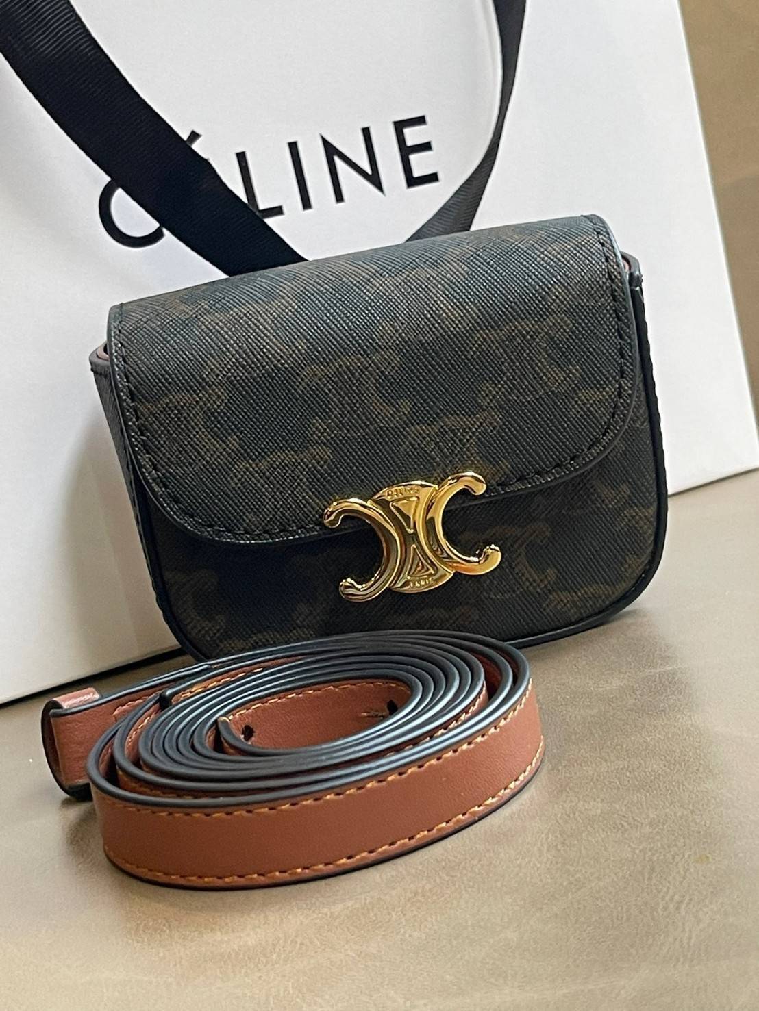 VIP 】CELINE MINI TRIOMPHE IN TRIOMPHE CANVAS กระเป๋ามินิทรงชิค ดีไซน์รูปกล่องสุดแสนมินิมอล สามารถสะพายแบบ Crossbody และยังเป็น Belt Bagได้อีกด้วย วัสดุแคนวาสลาย Triomphe แบบไม่มีตกยุค ด้านหน้าโดดเด่นด้วยโลโก้สีทอง เป็นอีกหนึ่งตัวเลือกให้คุณเลือกสะพายในชีว