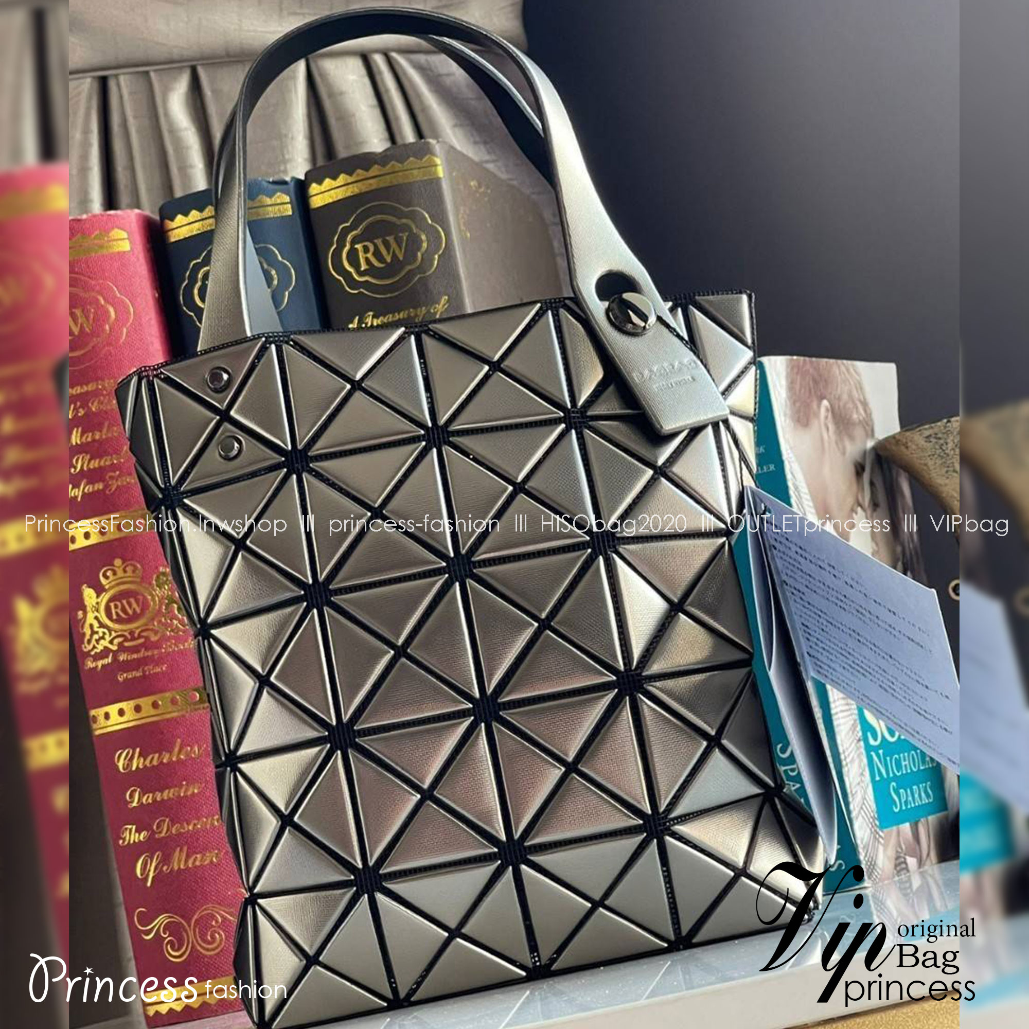 BAO BAO ISSEY MIYAKE PLATINUM COFFRET สะท้อนแสงเพื่อสร้างสินค้าระดับพรีเมียมที่ให้ความเงางามที่เหนือกว่า เพิ่มความหรูหราและโดดเด่นให้กับ เพราะมีความแวววาวและเป็นประกาย
