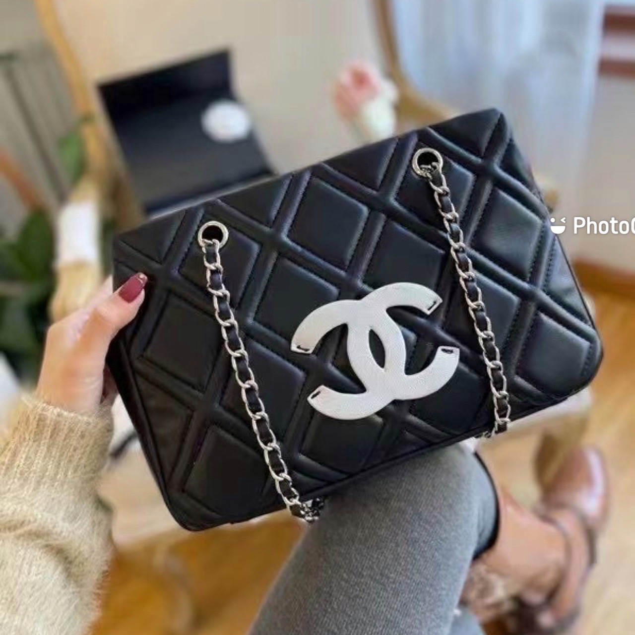 VIP 】CHANEL SHOPPING BAG งานหนังแท้สวยมาก ดีไซน์ทรง TOTE อยู่ทรงสวยหรูคลาสสิคไม่มีเอ้าท์ ภายในโล่งกว้าง จะถือหรือสะพายไหล่ก็ดูดี ไอเท็มแนะนำ พร้อมส่งที่ไทยราคาสุดคุ้ม Rare items เด็ดๆแบบนี้ควรค่าเเก่การสะสมสาวก Chanel GWP ห้ามพลาดค่ะ!