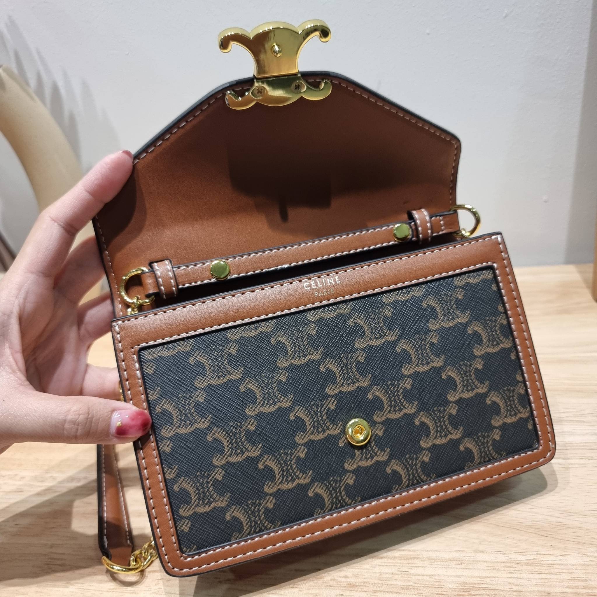 CELINE WALLET ON CHAIN TRIOMPHE CANVAS AND CALFSKIN ใหม่ล่าสุด สวยเฉี่ยว ไม่เหมือนใคร กับกระเป๋าสะพายกึ่งกระเป๋าสตางค์ ที่ใช้งานได้หลากหลายฟังก์ชั่น สะพายข้างได้ ถอดสายออกพกเป็นคลัทช์ได้