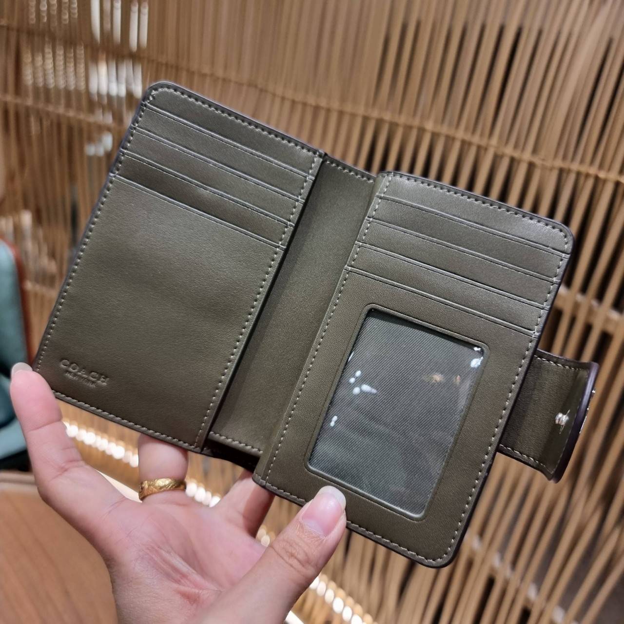 COACH C0082 MEDIUM CORNER ZIP WALLET IN SIGNATURE CANVAS ดีไซน์ใหม่ล่าสุด!! กระเป๋าสตางค์ใบกลาง 👛 ขนาดกำลังเหมาะมือ วัสดุหนังแคนวาสเคลือบลาย ดูแลรักษาง่าย มีช่องใส่บัตรและธนบัตรครบ และช่องซิปแยกไว้ใส่เหรียญ ครบเซ็ทแบบนี้เหมาะส่งต่อเป็นของขวัญที่สุ