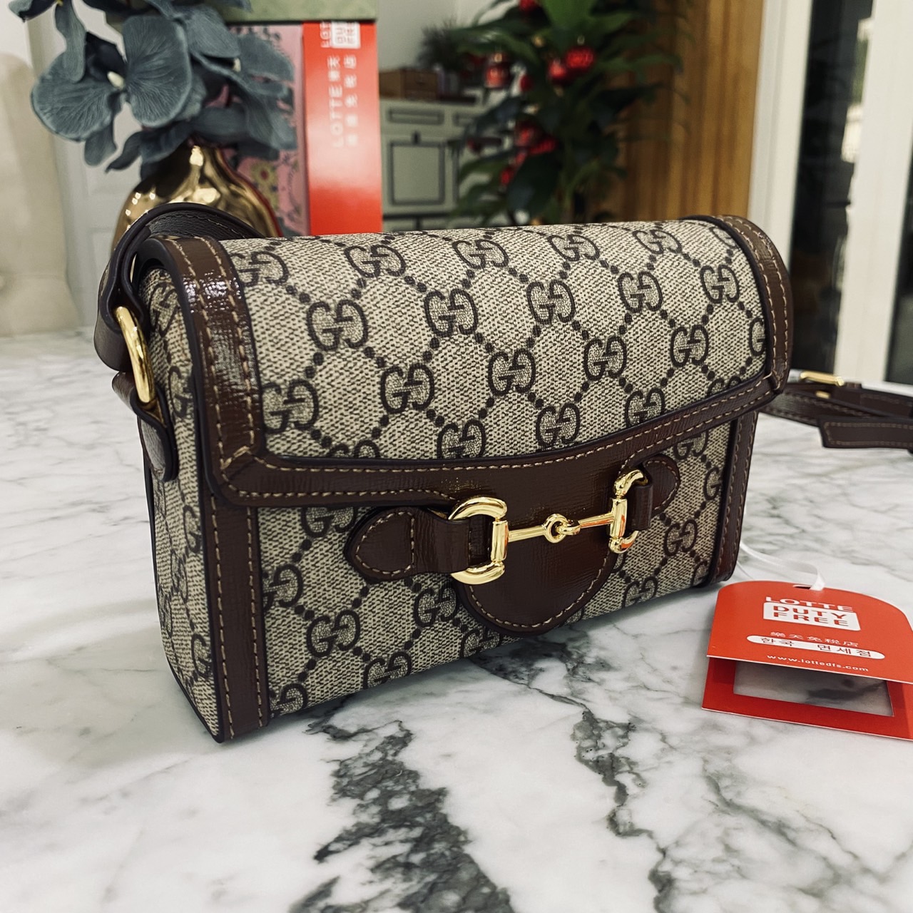 GUCCI Horsebit 1955 Mini Bag กระเป๋าสะพายทรงกล่องสวยอยู่ทรง ใส่โทรศัพท์หรือของใช้เล็กน้อยได้อย่างคล่องตัว แฝงความหรูราคาดีงามจัดมาให้พร้อม box set เป็นใบที่จะหยิบใช้ได้บ่อยๆ ด้วยขนาดกำลังดีใบนี้เอาอยู่เลยค่ะ