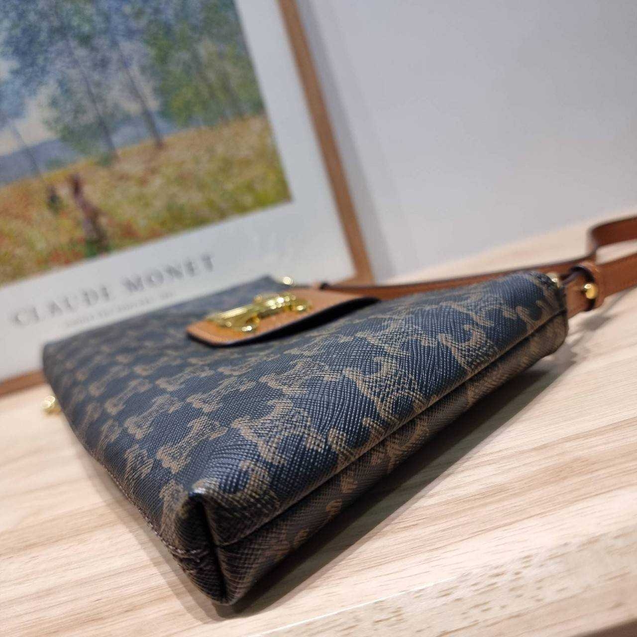 Celine wiltern bag กระเป๋าทรงพอชแบบตัวแม่ สวยมาก สวยแซ่บ ขนาดกำลังดี ใส่ของใส่มือถือได้ทุกรุ่น รูปทรงย้อนยุค สไตล์วินเทจลัคชู มีสายสะพายให้ถึง 2 แบบ สายหนังและสายโซ่ ดูแพงสุดๆ