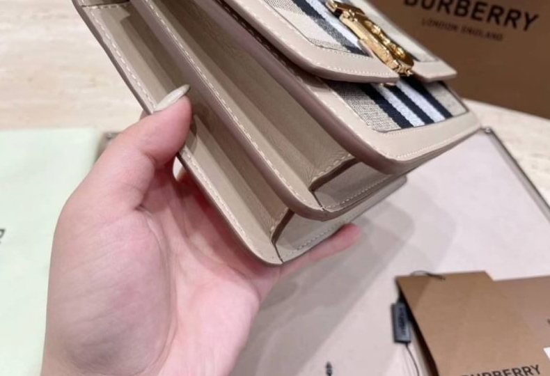 VIP 】กลับมาตามคำเรียกร้อง! ห้ามพลาด! Rare items! BURBERRY FRAGRANCES LEATHER CROSSBODY BAG วัสดุ Canvas & Leather ลาย Vintage คอลเลคชั่นใหม่ทรงเหลี่ยมสวยหรูดูดี เปิดปิดด้วยฝาปิดสัญลักษณ์รูปTB ภายในมีช่องแบ่งเป็นสัดส่วนสามารถใส่มือถือ iphone เงิน ของจ