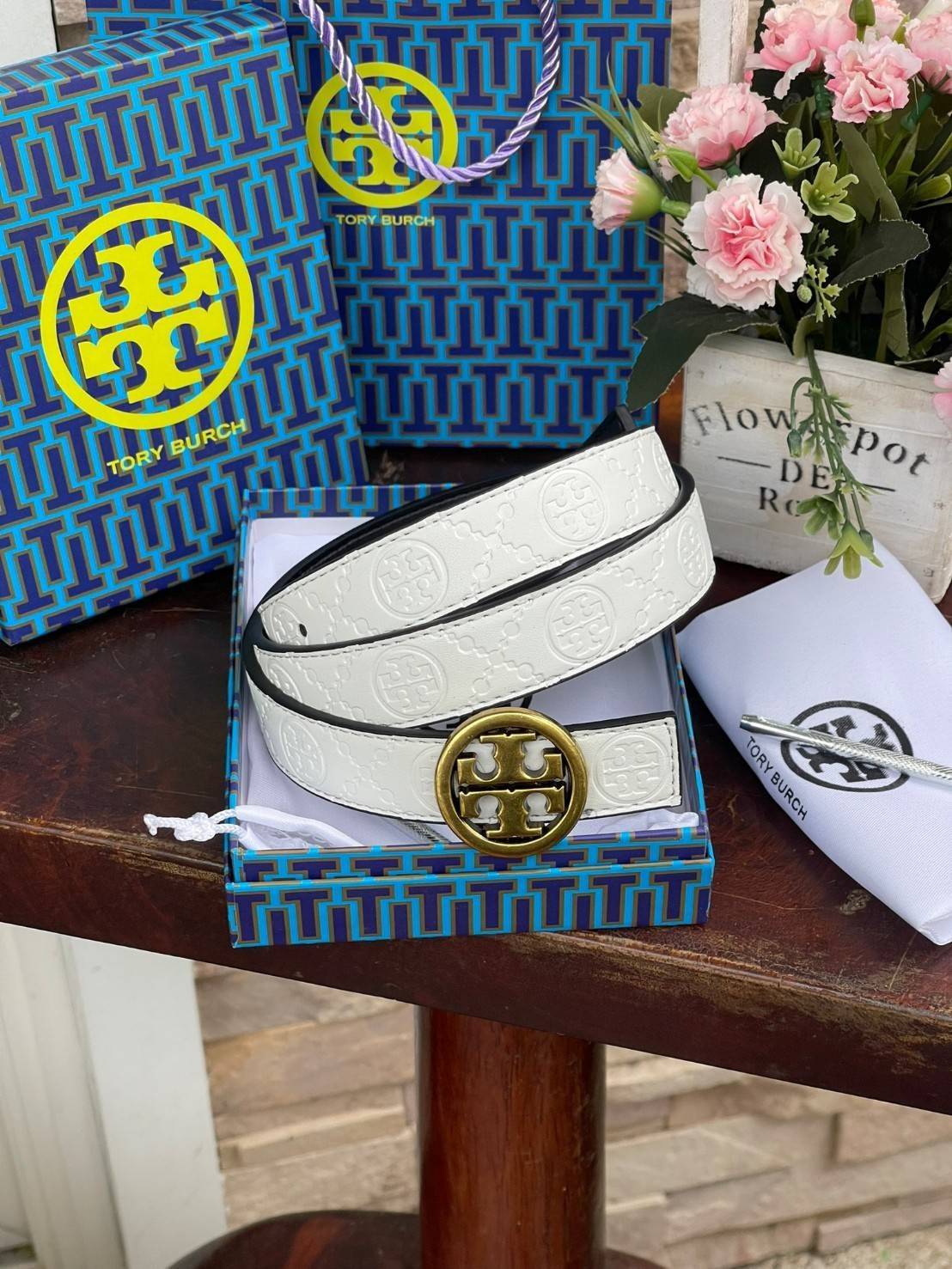 Tory burch Midnight with Tag Logo Monogram Embossed Leather Belt เป็นเข็มขัดที่ตอบโจทย์ของคุณได้อย่างลงตัวทุกสไตล์การแต่งตัว ไม่ว่าจะใส่คู่กับเดรสหรือกางเกงยีนส์ก็ดูดีทีเดียว เพราะหัวเข็มขัดโดดเด่นด้วยดีไซน์ทรงกลมรูป Double T ที่เป็นสัญลักษณ์ประจำแบรนด์ ส