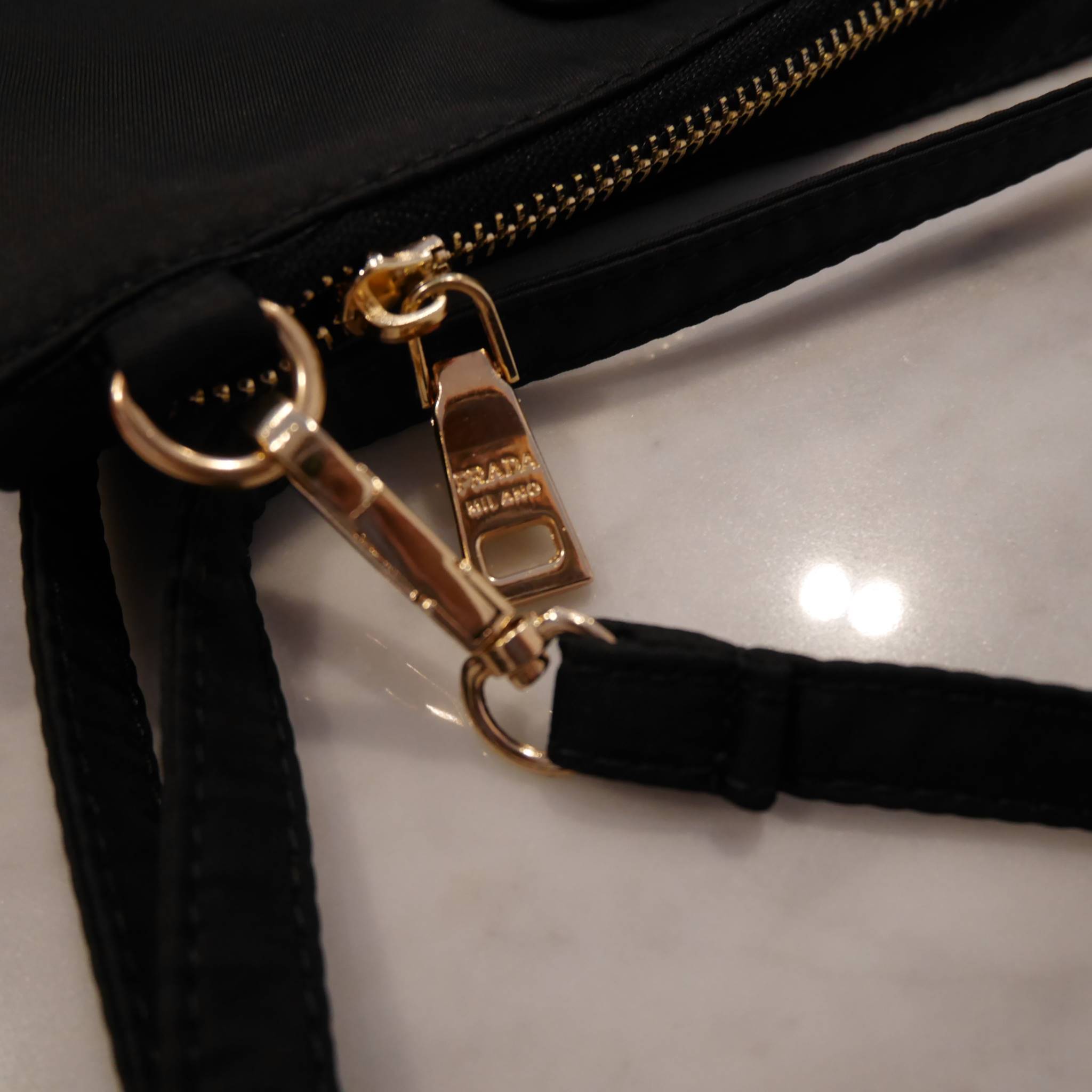 รุ่นยอดนิยม! **กลับมาแล้วคะ กระเป๋าอเนกประสงค์ทรง clucth & crossbody จาก งานพรีเมี่ยมกิ้ฟ จากเคาเตอร์ต่างประเทศคะ แบรนด์ PRADA มาค่า เป็น กระเป๋าผ้าไนล่อน ตามแบบฉบับของแบรนด์เลย ใบนี้มีสายยาวให้คะ **เลิศมาก สะพายเป็น shoulder bag ได้เลย ขนาดกำลังดีคะ ใส่ม