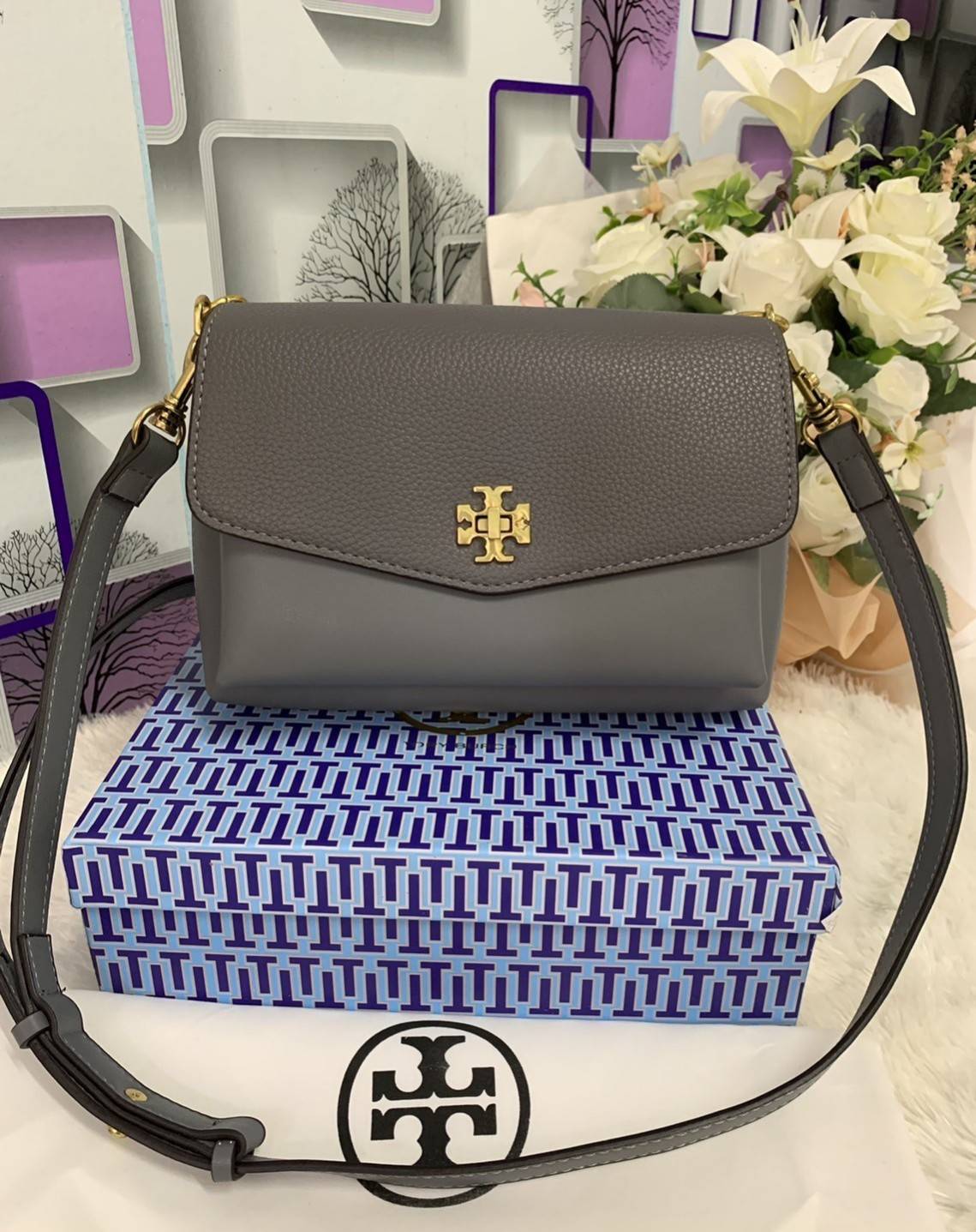 TORY BURCH KIRA MIXED-MATERIALS TOP-HANDLE SATCHEL กระเป๋าสะพายข้าง วัสดุหนังแกะสังเคราะห์ อะไหล่ทอง ด้านหน้าประดับโลโก้แบรนด์ ตกแต่งสายโซ่ห้อยสีทอง (สามารถถอดออกได้) เปิด-ปิดด้วยตัวล็อคหมุน ภายในโล่งกว้าง ซับในบุผ้าลายแบรนด์ แบ่งออกเป็น 3 ช่องใหญ่ พร้อมช