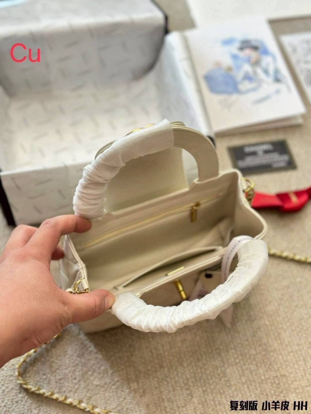 CHANEL 23K Kelly Bag กระเป๋าสะพายทรงสวยเรียบหรู คอลเลคชั่นสุดฮอต กระเป๋าถือ/สะพายข้าง คงเอกลักษณ์ ให้ความเป็นผู้ดีในตัว สวยงาม ภายในโล่งกว้างใส่ของได้พอประมาณ ทรงกระเป๋าโดดเด่นไม่เหมือนใคร