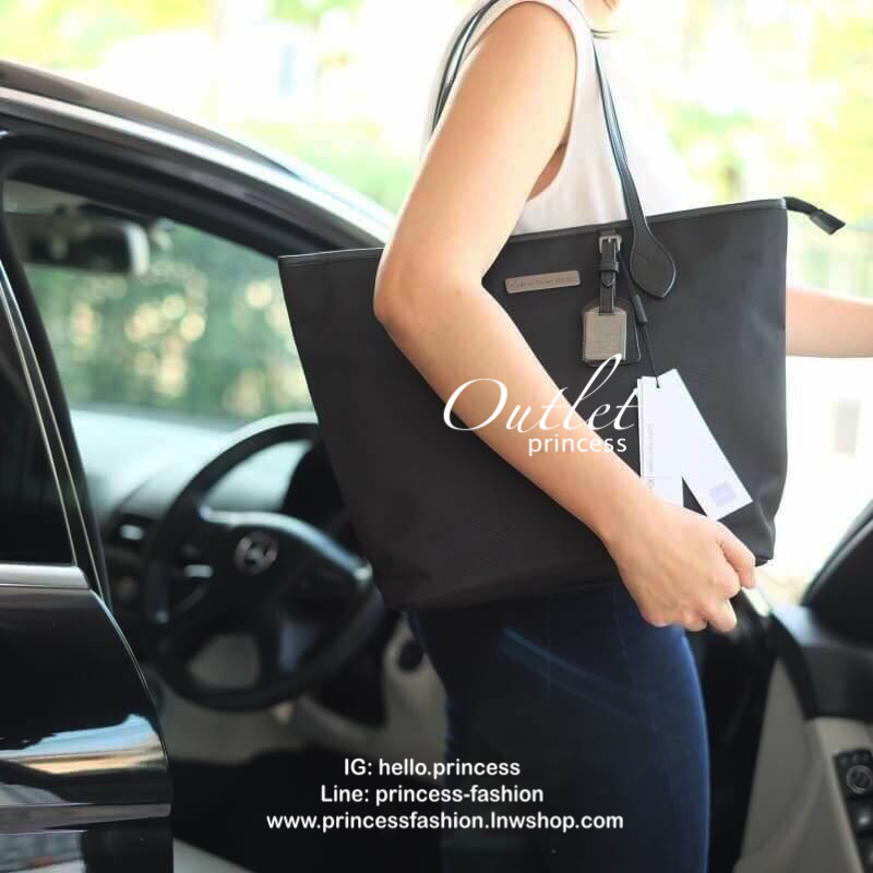 CALVIN KLEIN JEANS TOTE BAG กระเป๋าสะพาย Calvin Klein Jeans Limited Edition จาก Calvin Klein Jeans วัสดุ Polyester คุณภาพดี เนื้อหนา น้ำหนักเบา ด้านหน้าประดับโลโก้แบรนด์สุดหรู พร้อม TAG ห้อยที่หูหิ้วดูมีดีเทล เปิดปิดกระเป๋าด้วยซิปสะดวกใช้ หัวซิปโลโก้แบรนด