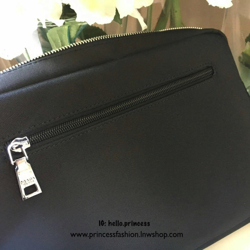 New Must Have For Men 👍👍 กับงานพรีเมี่ยมกิ้ฟแบรนด์ดังอย่าง prada ทรง messenger ทรงยอดฮิต สำหรับท่านชาย เนื้อผ้า Polyester ขนาดใหญ่ จุของได้มาก ใส่ipad labtop หนังสือ ได้หมดคะ เปิดปิดด้วยซิปอะไหล่เงิน บุด้วยผ้าสีดำปั้มแบรนด์ สวยงามมากคะ อะไ