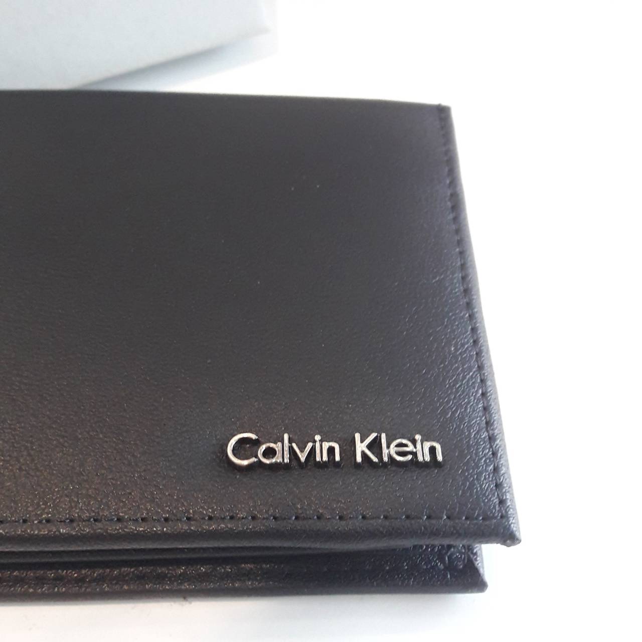 Set กระเป๋าสตางค์ชาย Calvin Klein Short Wallet กระเป๋าสตางค์ใบสั้น ของแท้100% ได้มายากมากค้าาา น้ำหนักเบา ด้านหน้าประดับด้วยโลโก้แบรนด์โลหะเงิน ด้านในเปิดได้ทั้งแบบสองและสามพับ ช่องใส่บัตรเยอะจุใจ ท่านไหนที่กำลังมองหาของขวัญสุดหรู ให้คุณผู้ชาย เซ็ตนี้ตอบโ