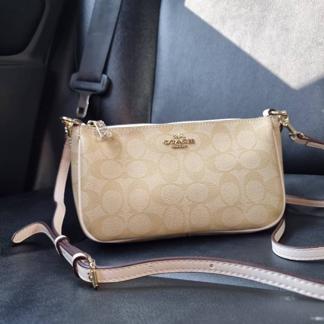 COACH F58321 TOP HANDLE POUCH อีกรุ่นฆ่าไม่ตาย!! 😎 ขายดีขายหมด ขายรวยขายปังๆ!! กระเป๋าพอชจากโค้ช ทรงใช้งานง่าย สะดวก กะทัดรัด วัสดุหนังแคนวาสเคลือบคุณภาพดี มาพร้อมสายคล้องในตัว และสายสะพาย crossbody ปรับเปลี่ยนได้ตามสไตล์ อีกหนึ่งไอเท็มที่สาวๆต้อง