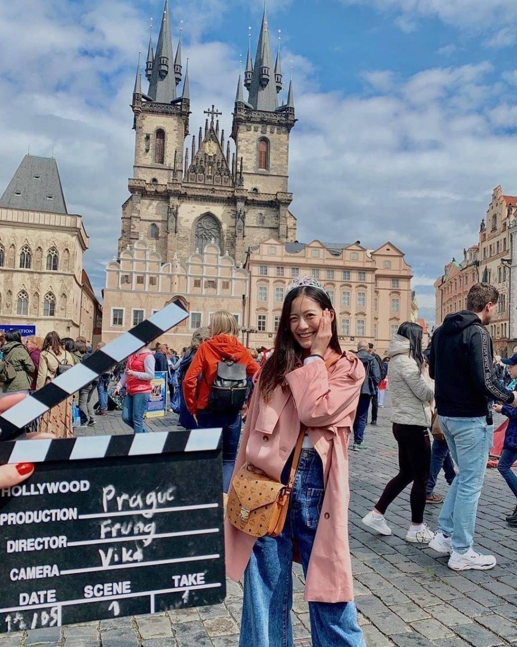 M.C.M PATRICIA SHOULDER BAG IN VISETOS กระเป๋าสะพายไหล่/ข้าง ดีไซน์ได้อย่างมีสไตล์ ดูมีสเน่ห์ด้วยทรงกระเป๋าที่โค้งบริเวณฐาน ให้ความรู้สึกนุ่มนวลมากขึ้น ใบนี้แมทช์ได้กับทุกลุค เท่ๆ casual หรูหรา หวานๆ ก็ทำให้โดดเด่นได้ด้วยไอเท็มนี้ วัสดุหนังแคนวาสคุณภาพดี 