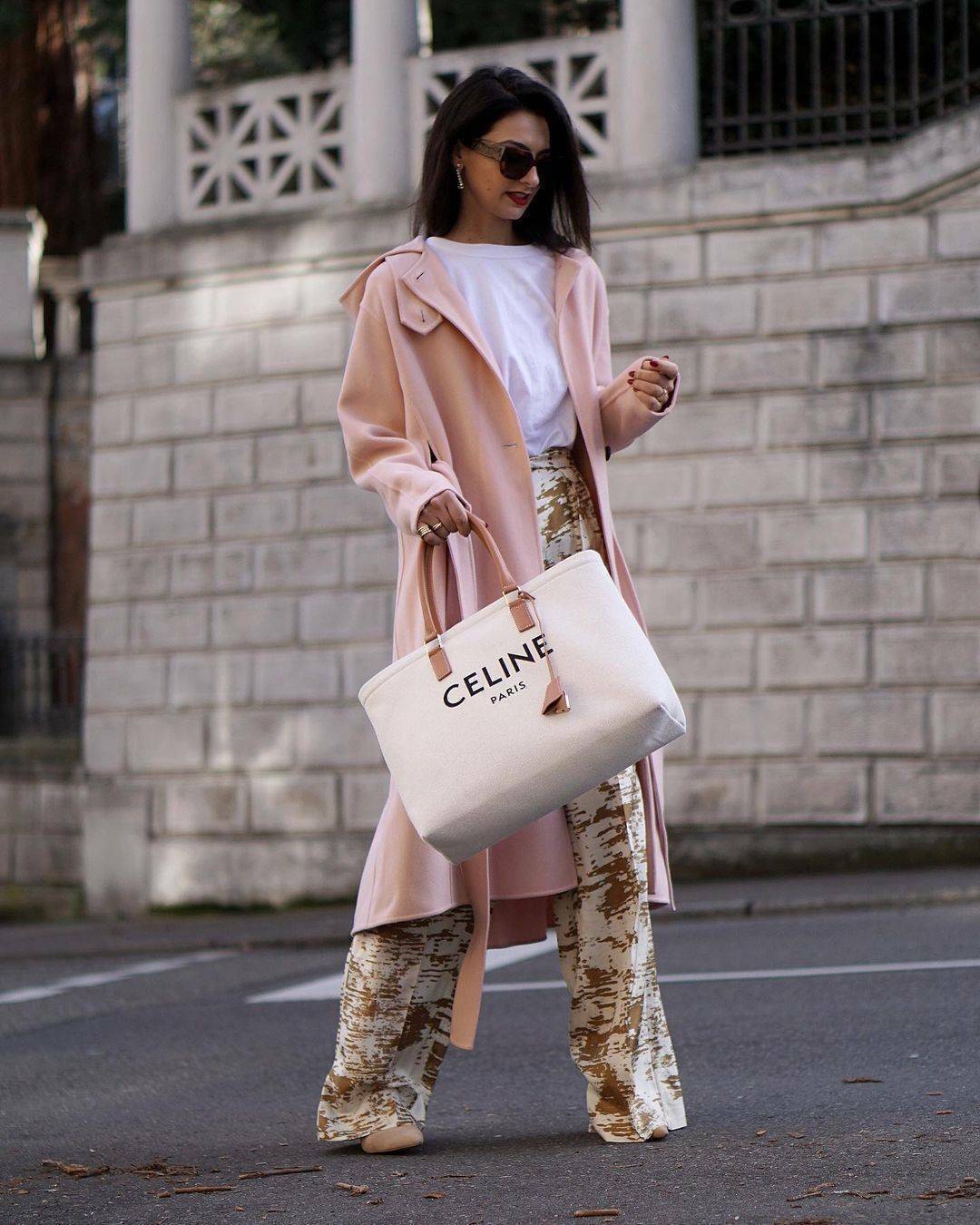 CELINE PHANTOM TOTE BAG VIP GIFT WITH PURCHASE (GWP) พรีเมี่ยมกิ๊ฟ Limited Edition จาก CELINE PERFUME DUTYFREE COUNTER วัสดุ Canvas & Grained cowhide ดีไซน์ทรง Shopping ขนาดใหญ่กำลังดี เนื้อหนาแข็งแรง น้ำหนักเบา โดดเด่นที่ห้อยTagแม่กุญแจอะไหล่ทองสามารถใช้