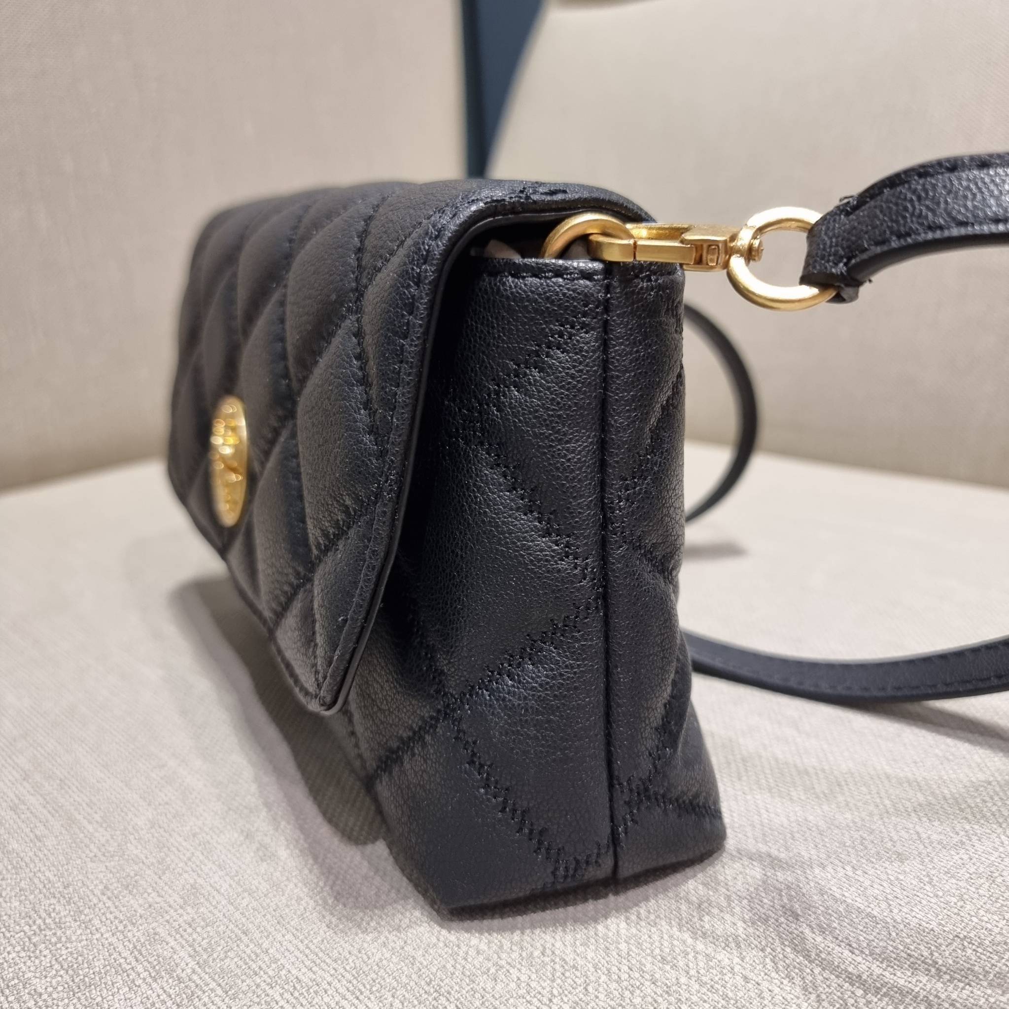 TORY BURCH WILLA MINI SHOULDER BAG ใหม่ล่าสุด พร้อมเสิร์ฟไม่ต้องรอพรีฯ กระเป๋าสะพายดีไซน์เลิศ ทรงสวย กะทัดรัด สะพายคล่องตัว ดีไซน์บุนวม เส้นคมสวยหรู