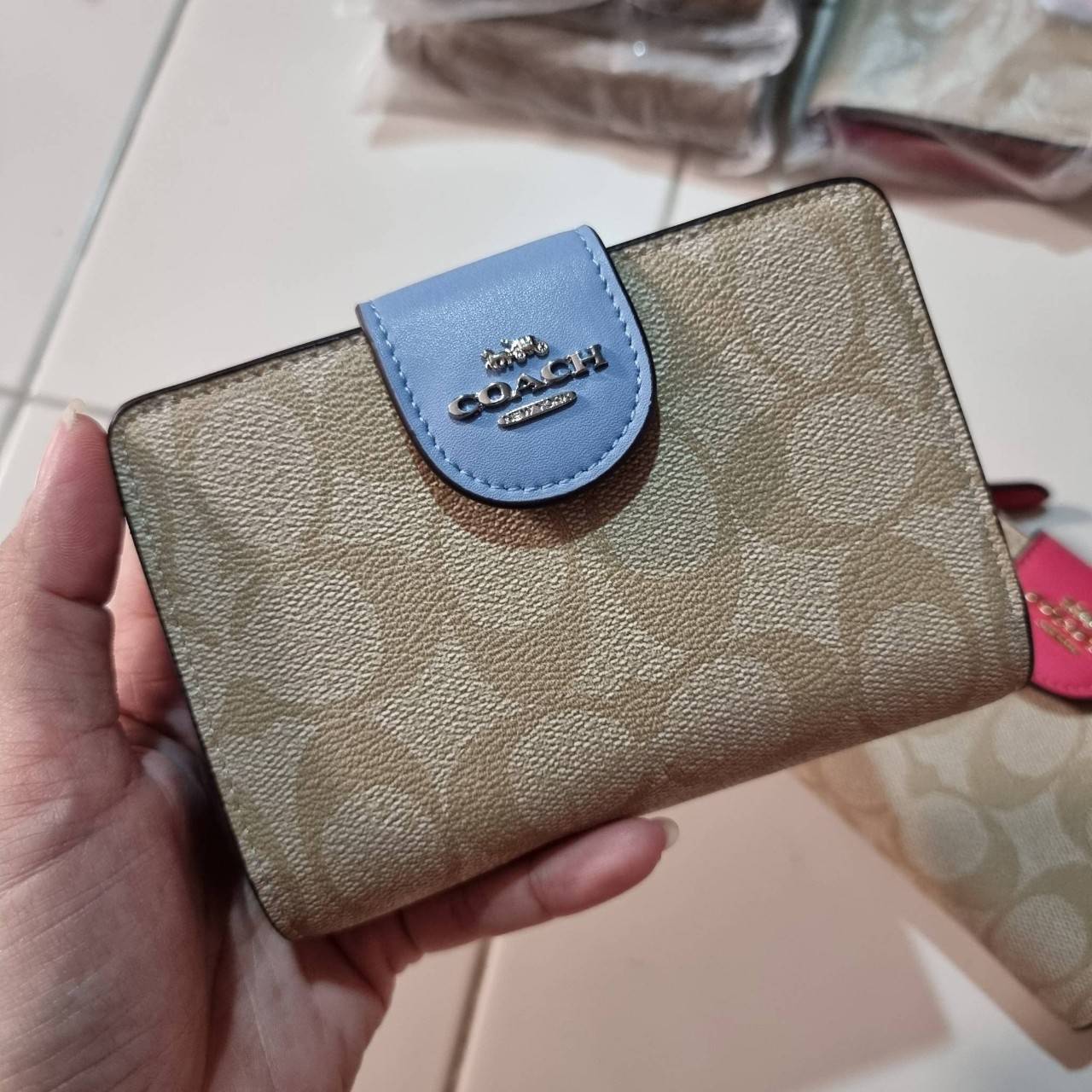 COACH C0082 MEDIUM CORNER ZIP WALLET IN SIGNATURE CANVAS ดีไซน์ใหม่ล่าสุด!! กระเป๋าสตางค์ใบกลาง 👛 ขนาดกำลังเหมาะมือ วัสดุหนังแคนวาสเคลือบลาย ดูแลรักษาง่าย มีช่องใส่บัตรและธนบัตรครบ และช่องซิปแยกไว้ใส่เหรียญ ครบเซ็ทแบบนี้เหมาะส่งต่อเป็นของขวัญที่สุ