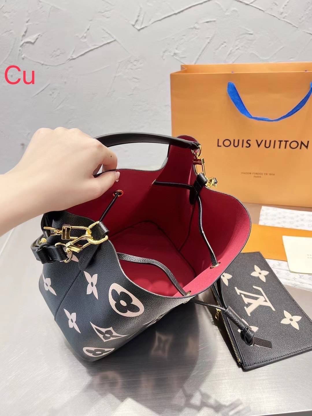 LV Neonoe MM Monogram Flowers / LV Bucket Bag กระเป๋าสะพายทรงบัคเก็ตใบใหญ่ โดดเด่นด้วยการตกแต่งลายพิมพ์ รูดเปิด-ปิดปากกระเป๋าด้วยเส้นหนัง สายสะพายมีให้ถึง 2 แบบ สายคล้องแขน และสายยาวที่สามารถปรับสะพายไหล่หรือสะพายข้างก็ได้ ภายในแบ่งสัดส่วนไว้สวย จุของได้ค