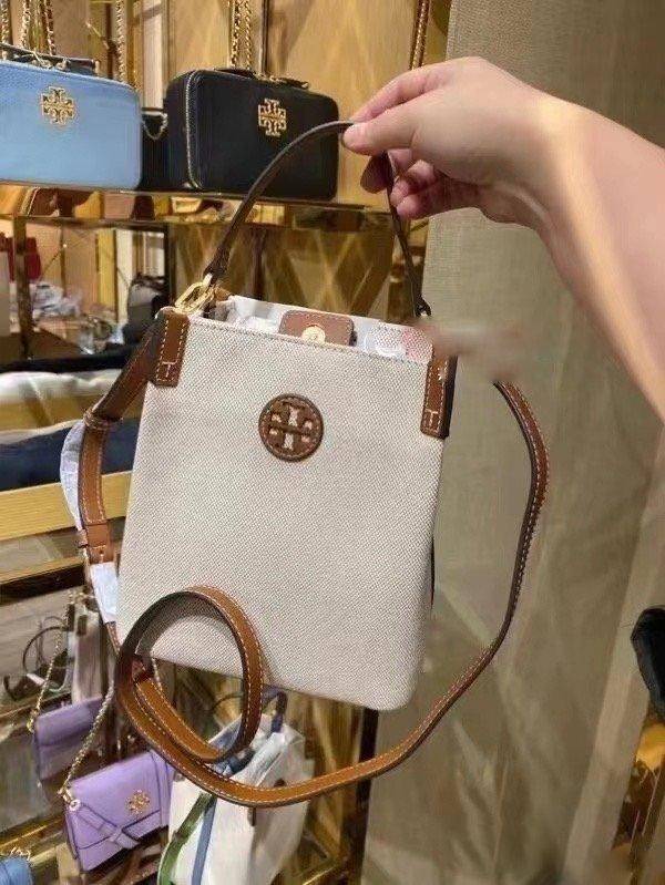 Tory Burch Blake Canvas Bucket Bag รุ่นใหม่ล่าสุด สวยไฉไลฝุดๆ แบบสวยคลาสสิค กระเป๋าทรงถัง วัสดุ Canvas สายหนังแท้ อะไหล่ทอง เปิด-ปิด ด้วยกระดุมแม่เหล็ก ด้านในโล่งมีช่องเล็กใส่โทรศัพท์ได้ น้ำหนักเบา สายสะพายถอดสายได้ crossbody ได้ ปรับระดับได้