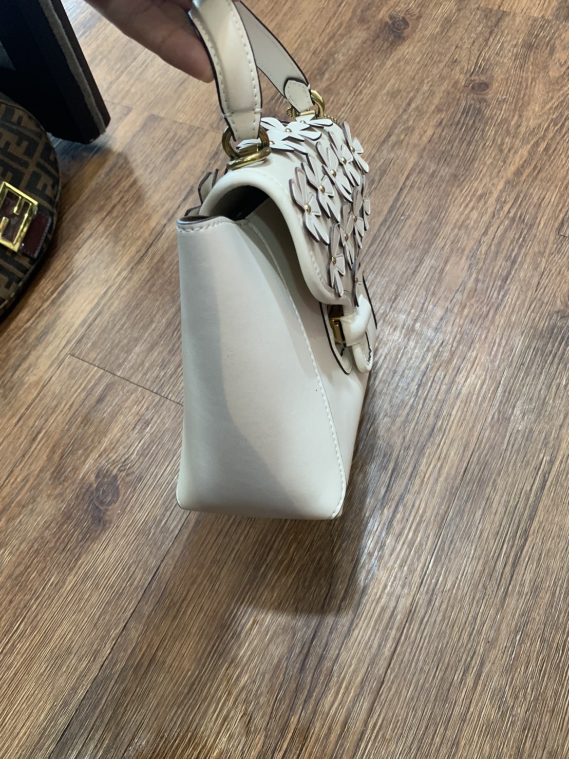 Coach Courier Carryall 23 With Floral Applique สินค้าใหม่ทรงน่ารัก ใช้แล้วดูแพงมากกก มีช่องใส่ขนาดกว้าง ใส่ของได้จำนวนมาก แถมยังสามารถถือเก๋ๆ แบบคุณนาย พร้อมทั้งสะพายเป็น crossbody ก็ได้ โดดเด่นด้วยสีส้น ดูเก๋ไม่เหมือนใครจิงๆ เปิดปิดด้วยกระดุมหมุน ใช้แล้ว