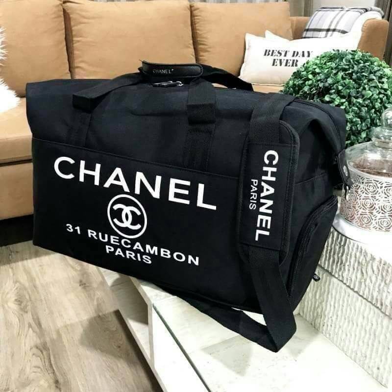 CHANEL VIP GIFT Large Travel Bag กระเป๋าเดินทาง Gift With Purchase รุ่น Limited Edition พรีเมี่ยมกิ๊ฟของเเท้จาก Chanel Perfumes Counter วัสดุ NYLON เนื้อหนาสีดำสกรีนโลโก้ด้านหน้า เปิดปิดด้วยซิป หัวซิปแบรนด์ ใบใหญ่จุใจ พิเศษ! มีช่องใส่รองเท้าด้านข้างแยกเป็