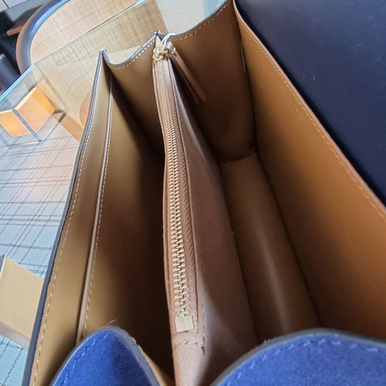 Tory burch t monogram jacquard shoulder bag คอลเลคชั่น T Monogram สำหรับคอลเลคชั่นฤดูใบไม้ผลิ 2021 เราสร้างสรรค์ลายโมโนแกรมที่ได้รับแรงบันดาลใจมาจากลวดลายการถักทอผ้าห่มของชาว Pennsylvania Dutch แบบดั้งเดิม เป็นการเฉลิมฉลองโลโก้สุดไอคอนนิคของแบรนด์ โดดเด่น