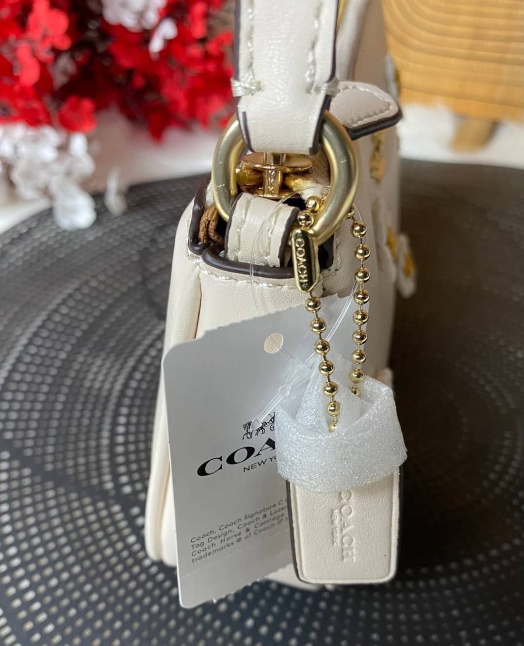 COACH NOLITA DAISY BAG (coach C3356) พร้อมส่งทันทีค่ะ! กระเป๋าหิ้ว//คล้องไหล่ หนังแท้เรียบสวย จุดเด่นด้านหน้าปักดอก Daisy แบบ3D นูนขึ้นมาสวยงามสะดุดดตามากๆค่ะ เปิดปิดกระเป๋าแบบซิป ภายในใส่มือถือได้ทุกรุ่น;กระเป๋าเงินใบกลางได้;มีช่องเสียบบัตร2ช่อง;และช่องใ