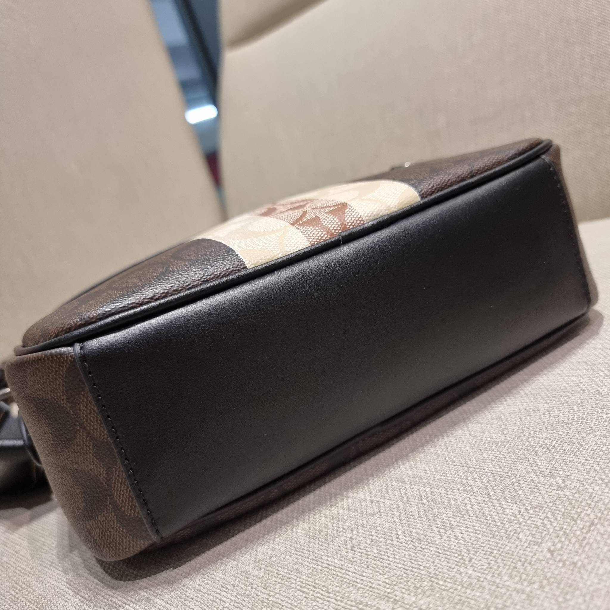 COACH GRAHAM CROSSBODY IN BLOCKED SIGNATURE CANVAS WITH VARSITY STRIPE C9965 อีกหนึ่งกระเป๋าครอสบอดี้รุ่นยอดฮิตสำหรับหนุ่มๆ ที่สาวๆก็ใช้ได้!! ดีไซน์ใหม่เพิ่มดีเทลความแพงไปอีก รูปทรงคลาสสิค ใช้งานสะดวก ง่ายต่อชีวิต วัสดุหนังแคนวาสเคลือบลายสลับหนังแท้ ด้านห