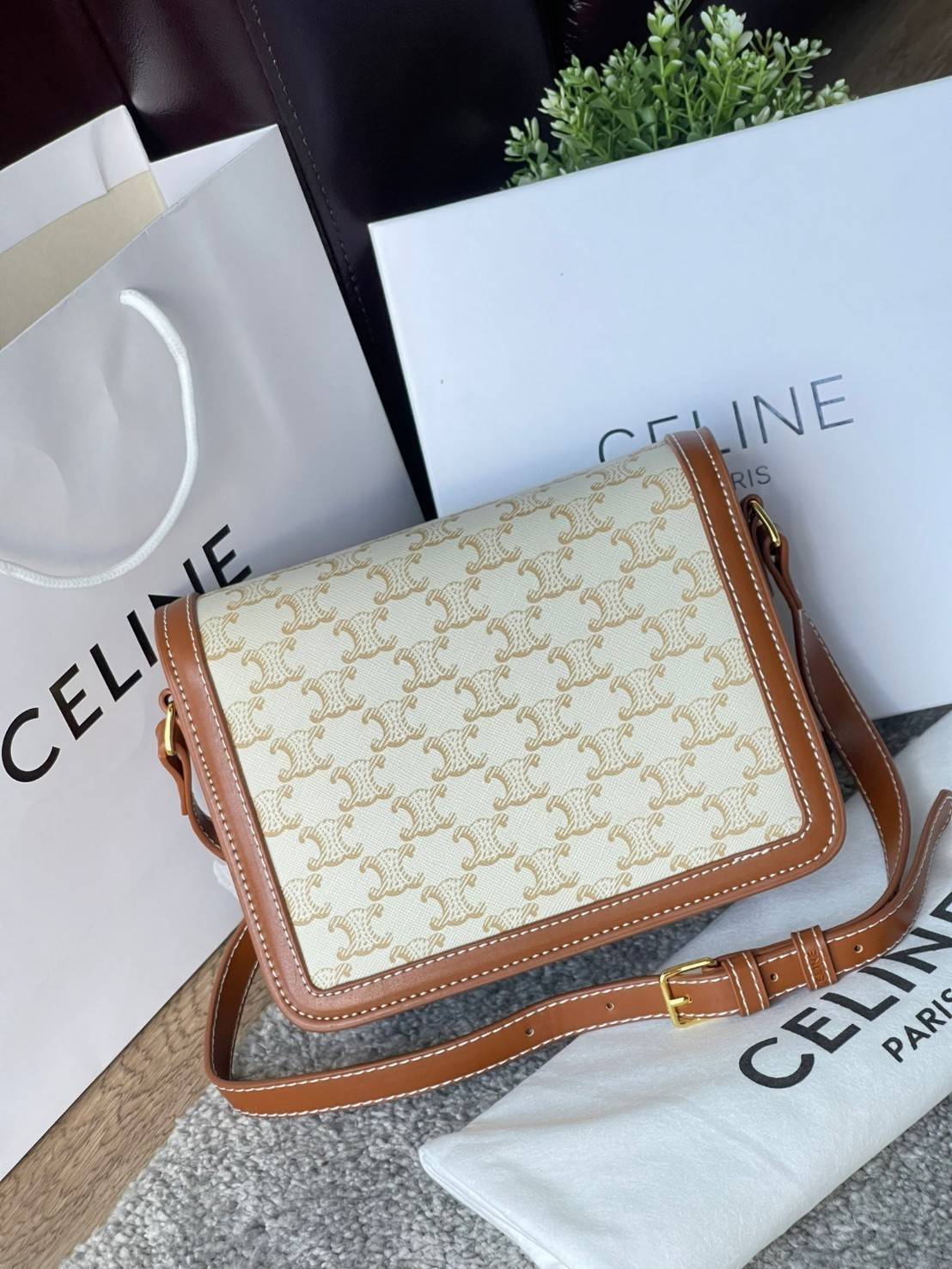 VIP 】Celine TEEN MEDIUM TRIOMPHE BAG IN TRIOMPHE CANVAS สาวๆที่กำลังมองหากระเป๋าน่ารักเอาไว้ใช้ในวันสบาย ๆ แต่ไม่รู้เลือกกระเป๋า Celine รุ่นไหนดี แนะนำรุ่นนี้เลยคะ เป็นกระเป๋าสะพายข้างขนาดกำลังดี สวยแบบคลาสสิก หรูหราด้วยแคนวาสเคลือบลาย Triomphe อีกทั้งยัง