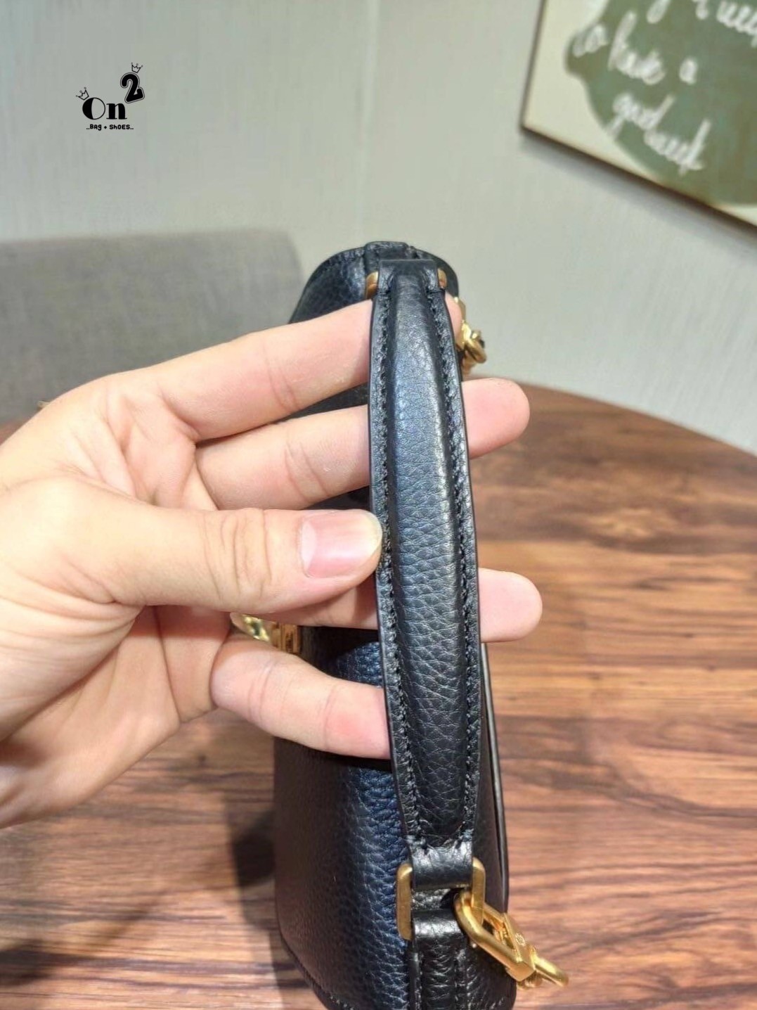 TORY BURCH BRITTEN MINI TOP HANDLE BAG พร้อมส่งที่ไทย กระเป๋าสะพาย Crossbody วัสดุหนังวัวแท้ การออกแบบเรียบง่าย ยังคงความหรูหราเอาไว้ มาพร้อมสายยาวโซ่อะไหล่ทองสลับหนัง ถอดออกได้ ตอบสนองการใช้งานได้ดี มีหูหิ้วด้านบนสามารถใช้งานได้ในหลายโอกาสค่ะ
