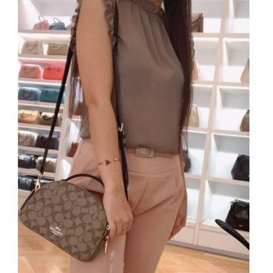 OUTLET 】COACH 1591 SERENA SATCHEL IN SIGNATURE CANVAS กระเป๋าสะพายคอลเลคชั่นยอดฮิต ดีไซน์ลุคผู้ดี ต้องยกให้น้องใบนี้เลย!! จัดสีขายดี สีลุคคุณหนูมาให้ สวยตาแตก!! วัสดุหนังแคนวาส เปิด-ปิดด้วยซิป 2 ช่องหลัก ภายในเป็นช่องโล่ง เก็บของได้แบบสบายๆ ใส่มือถือได้ทุ