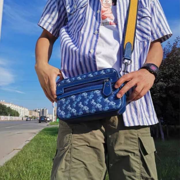 COACH ACADEMY CROSSBODY WITH HORSE AND CARRIAGE PRINT (COACH 89084) ผ้าใบเคลือบพิมพ์ลายและหนังกรวดขัดเงา ภายในกระเป๋ามัลติฟังก์ชั่น| ปิดด้วยซิป ซับในผ้า ด้านนอกมีซิปและกระเป๋าสลิป สายสะพายถอดได้