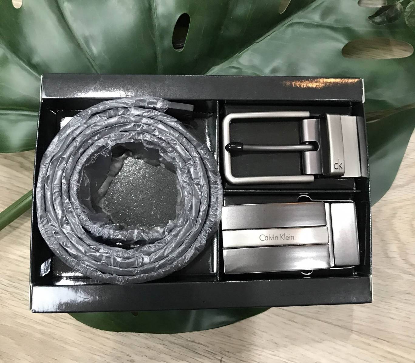 ห้ามพลาด! เซทสุดคุ้ม! ซื้อ1ได้ถึง2! CALVIN KLEIN REAL LEATHER BELT VALUE PACK Limited Edition เข็มขัดหนังแท้ พร้อมหัวเข็มขัด2แบบคุณภาพดีตามแบบฉบับของแบรนด์ สายเข็มขัดสามารถกลับด้านใช้ได้ทั้งสีดำและสีน้ำตาลเหมือนมี2เส้น2หัวสลับใช้ได้ไม่จำเจ มาพร้อมถุงกระดา