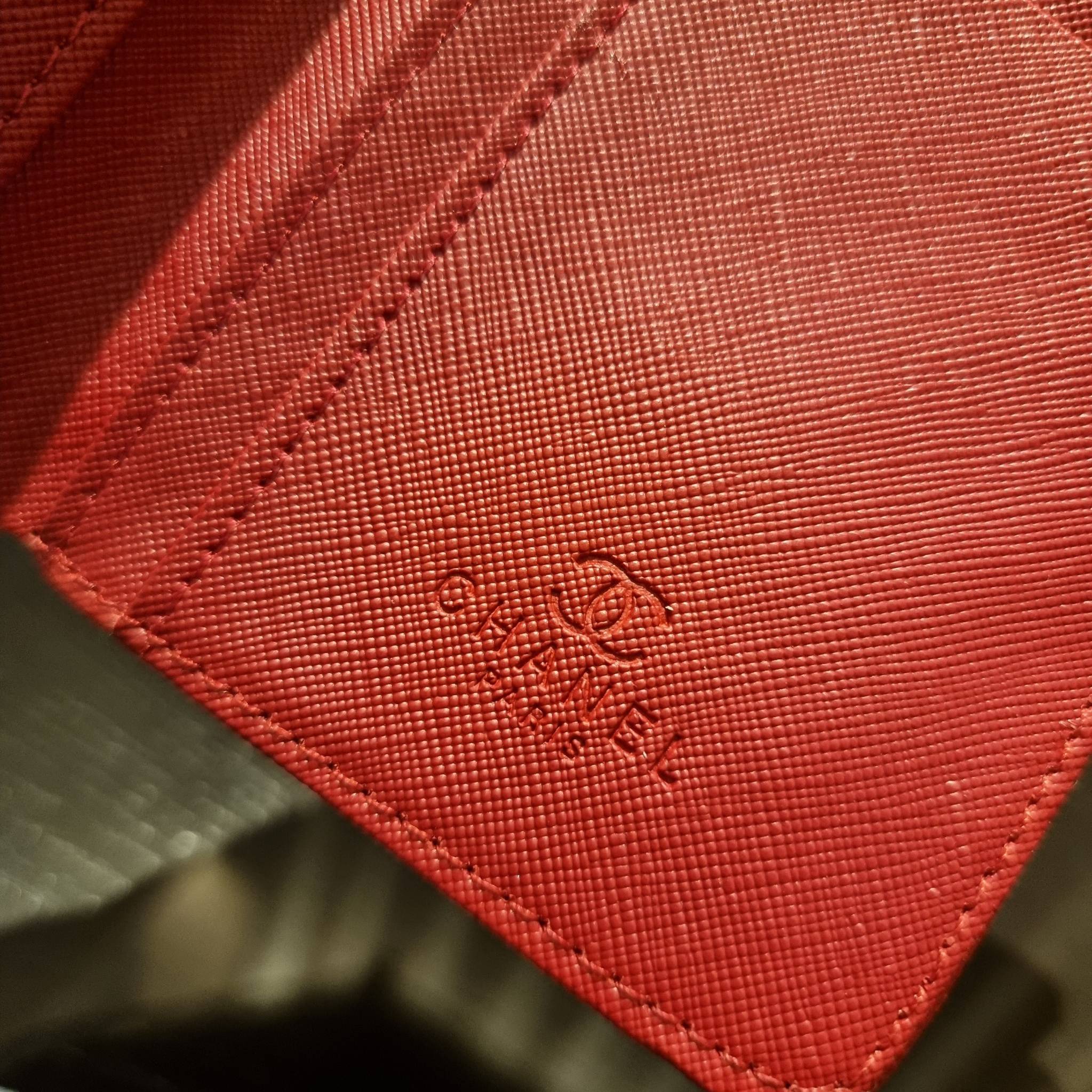 VIP 】หรูสุด ไม่ต้องพูดเยอะ!! HOT ITEM!! กระเป๋าสตางค์ใบกลางขนาดเหมาะมือ ดีไซน์ลุคผู้ดี สวยคลาสสิคจาก Chanel premium for gift วัสดุหนังลายคาร์เวีย ใช้งานง่าย เปิด-ปิดด้วยกระดุมแม่เหล็ก และซิปรูดช่องสำหรับใส่เหรียญ สะดวกมากๆ ภายในกระเป๋ามีช่องใส่บัตร ใส่ธนบ