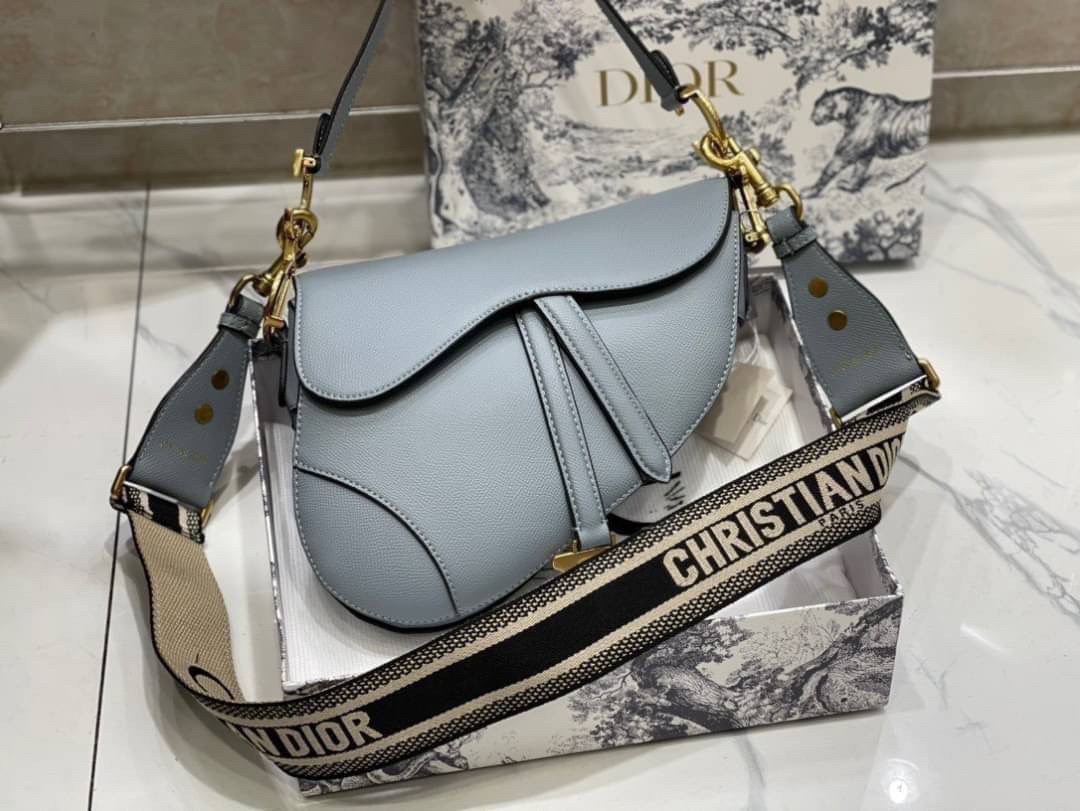 หนังแท้ DIOR SADDLE BAG Cloud Blue Goatskin กระเป๋ารุ่นยอดนิยมตามแบบฉบับแบรนด์ งานทอลายคมชัด ใช้งานได้ 2 แบบ สะพายยาว CROSSBODY และสายสั้นถือได้เก๋ๆ ลุคนี้คูลสุดๆ เลยค่าา ภาพถ่ายจากสินค้าจริง! สวยมาก พร้อมส่งที่ไทยราคาสุดคุ้ม สาวๆ ห้ามพลาดค่ะ!