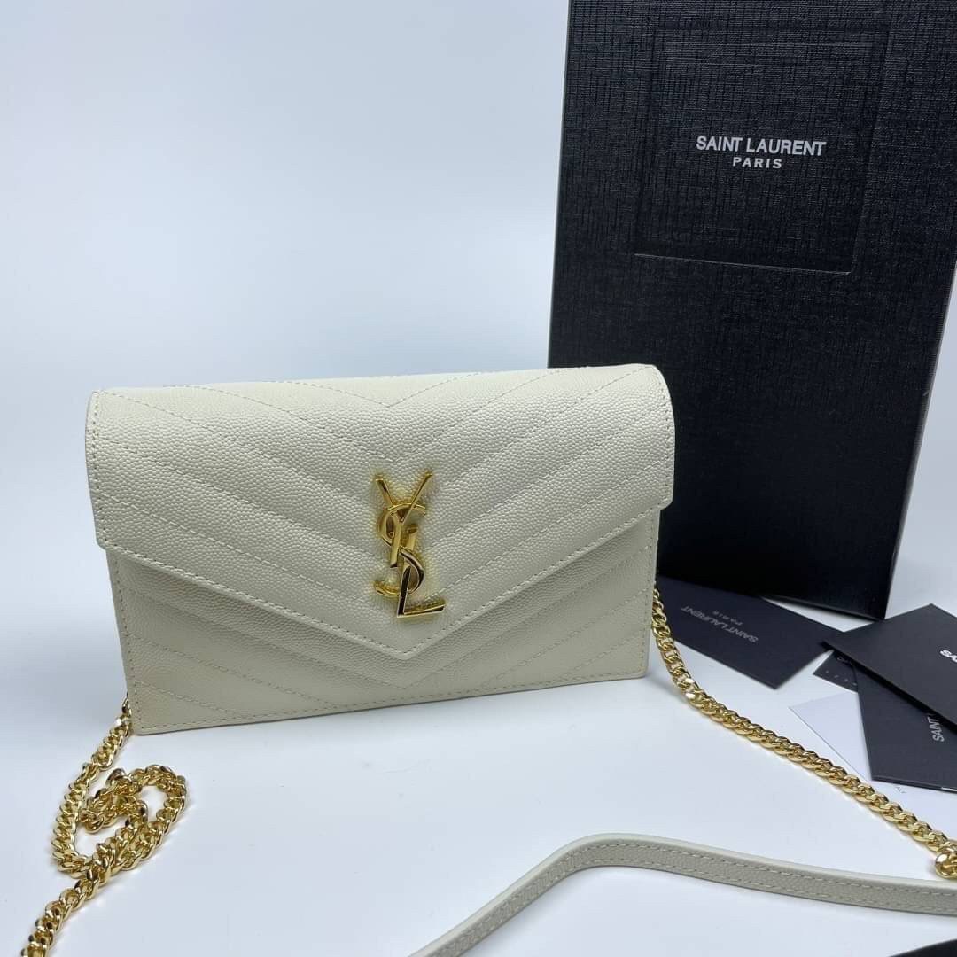 หนังแท้ YSL Yves Saint Laurent Envelope WOC 7.5” รุ่นฮอตปรอทแตก ทรงฐานตั้งได้ เป็นการดีไซน์กึ่งกระเป๋าสตางค์ ที่มาพร้อมสายสะพายยาว (เป็นสายโซ่ที่ต่อกับหนัง) สายถอดได้ (ปรับระดับไม่ได้) ถือเป็นคลัชก็สวยมากเลยค่ะ เป็นอีกหนึ่งรุ่นที่ให้ความรู้สึกเรียบแต่โก้ห