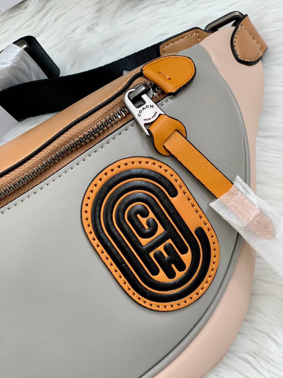 OUTTLET 】Rivington Belt Bag In Colorblock With Coach Patch (F959) Silver รุ่นที่ถามกันมาเยอะเลยคะ! สวยงามใช้ได้ทั้งชาย//หญิงเลยจร้า 🌈 Coach Belt Bag ใบใหญ่คะ! กระเป๋าคาดอกด้านหน้า//คาดไปทางด้านหลัง//หรือคาดเอวได้ ตามแต่ความถนัดได้เลยนะคะ หนังแท้ น